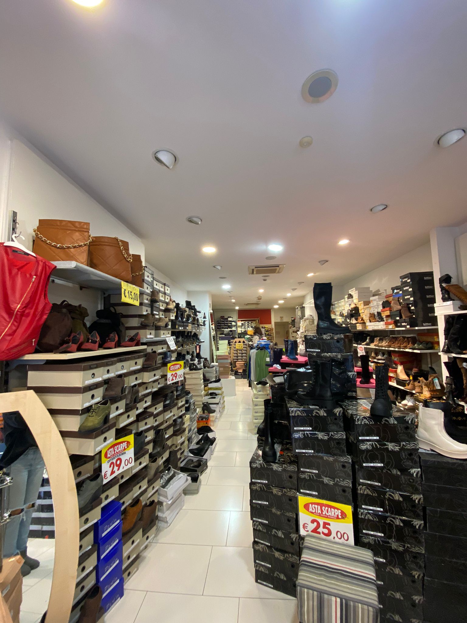Asta scarpe - © Photo by Paola Tramona
