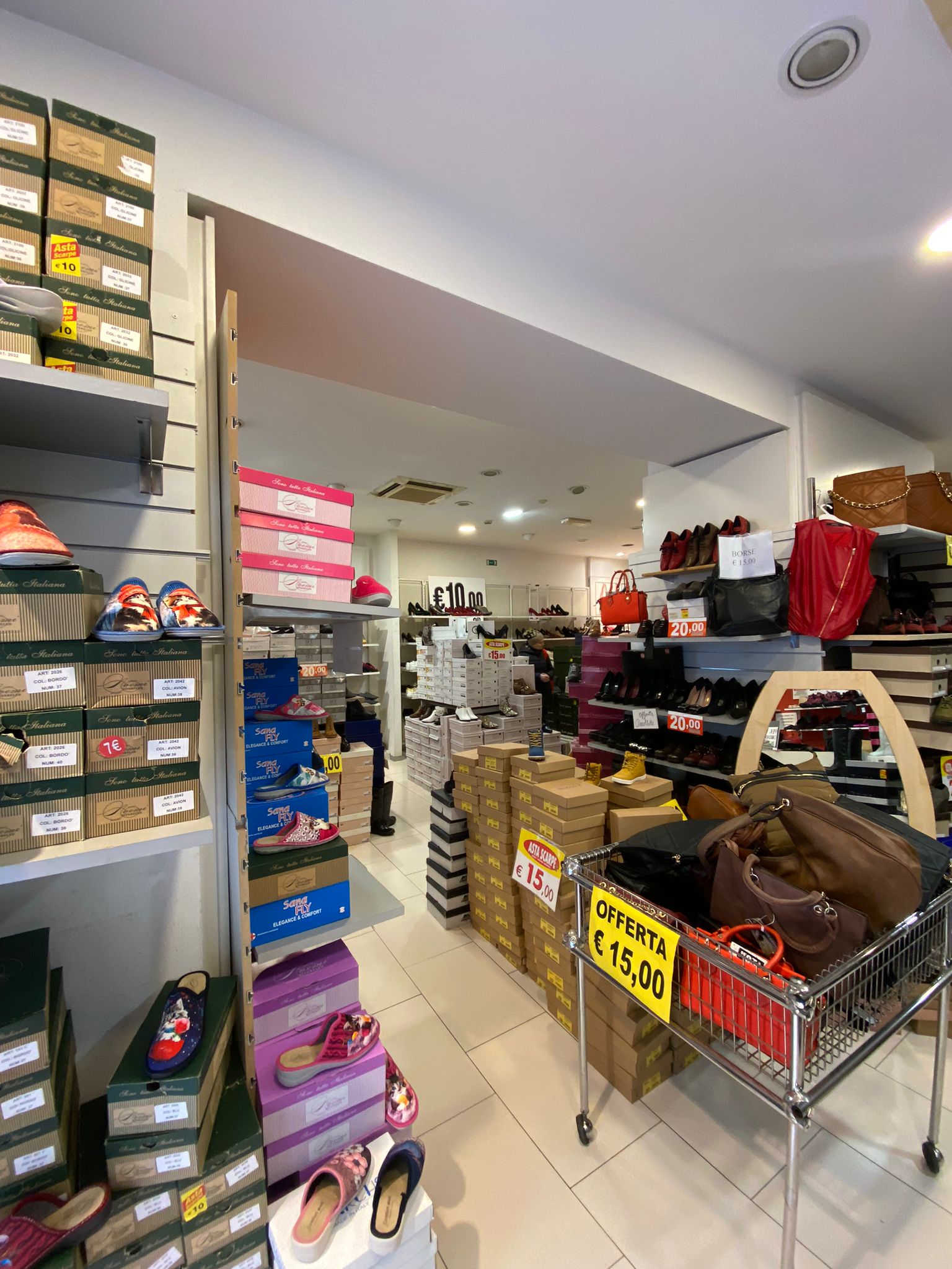 Asta scarpe - © Photo by Paola Tramona