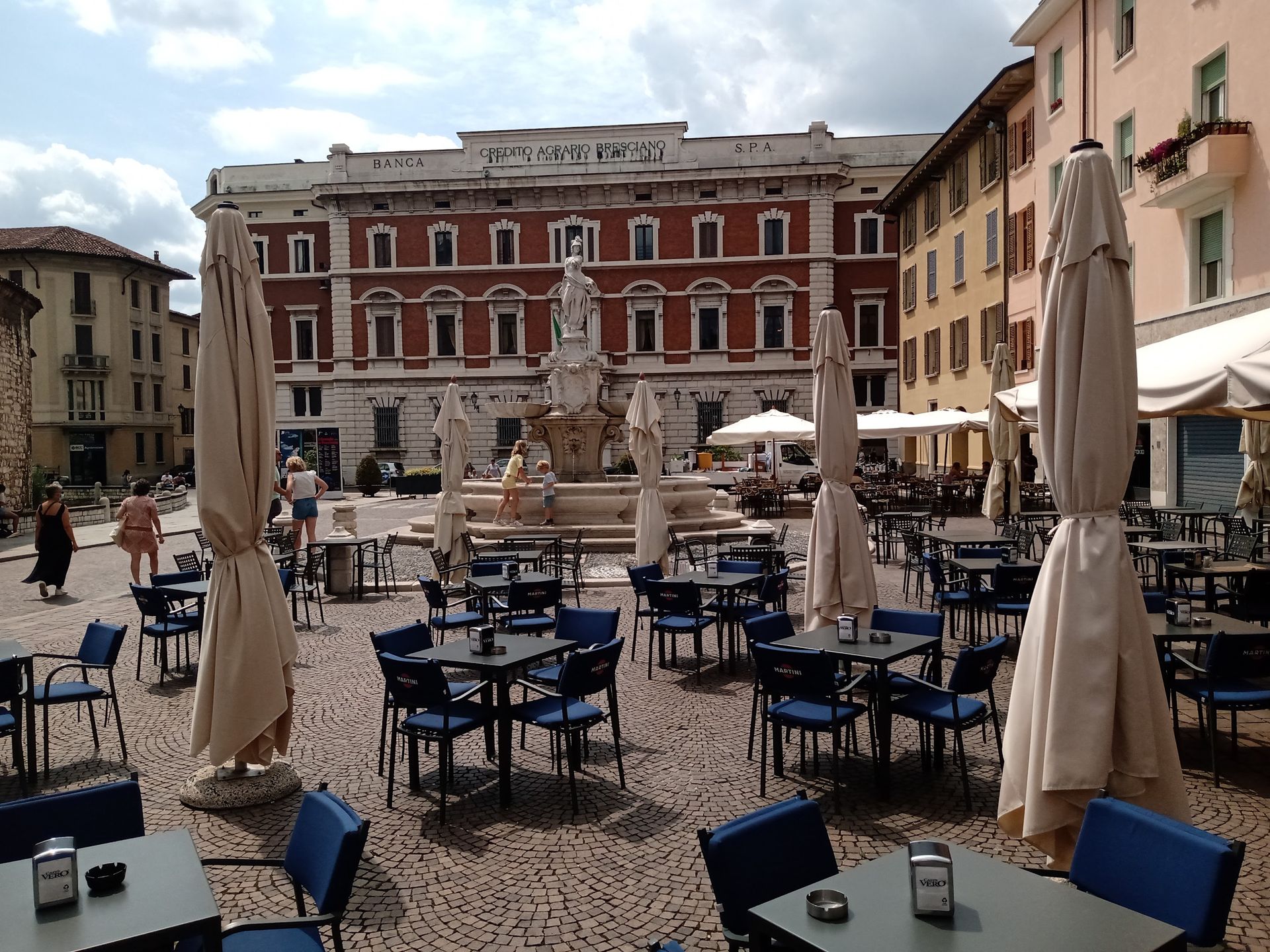 Bar bar - © Photo by Koen Witjes