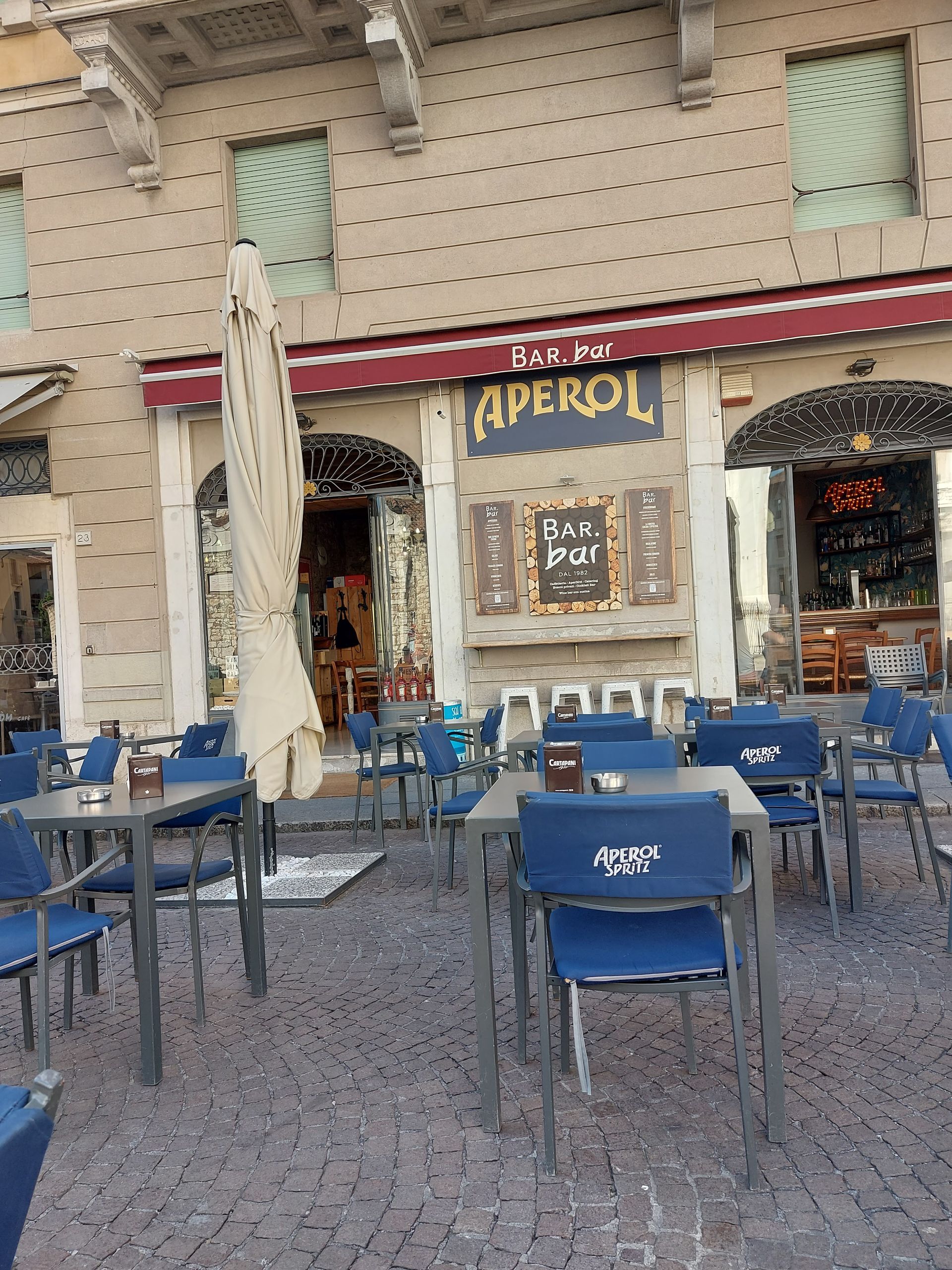 Bar bar - © Photo by Heinz Haas