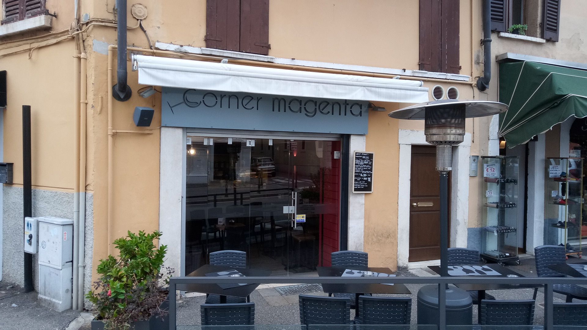 Corner Magenta - © Photo by Simone M.