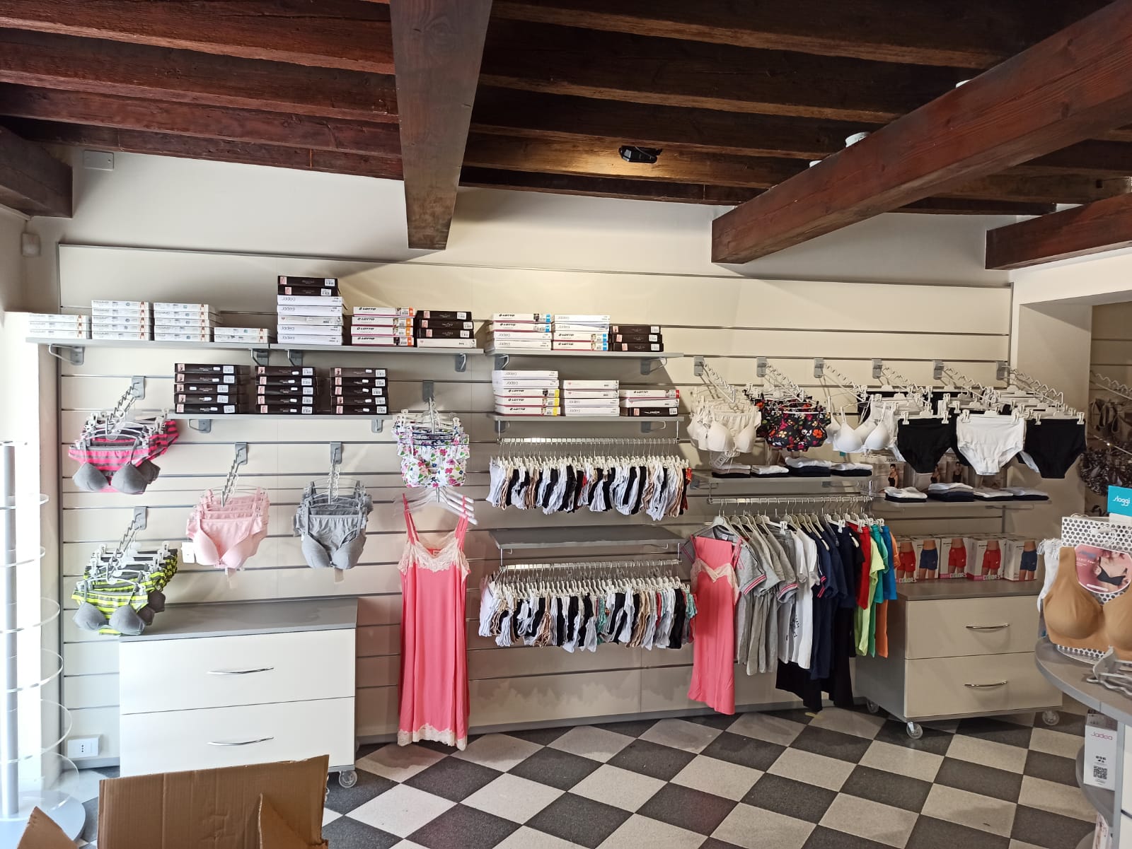 Intimondo - © Photo by Intimondo Intimo uomo donna e bambino