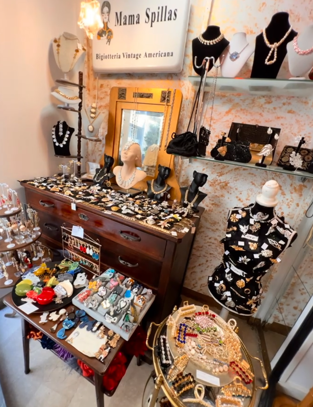 Mama Spillas - © Photo by ASHRAF MOHAMED HASSAN MOHAMED