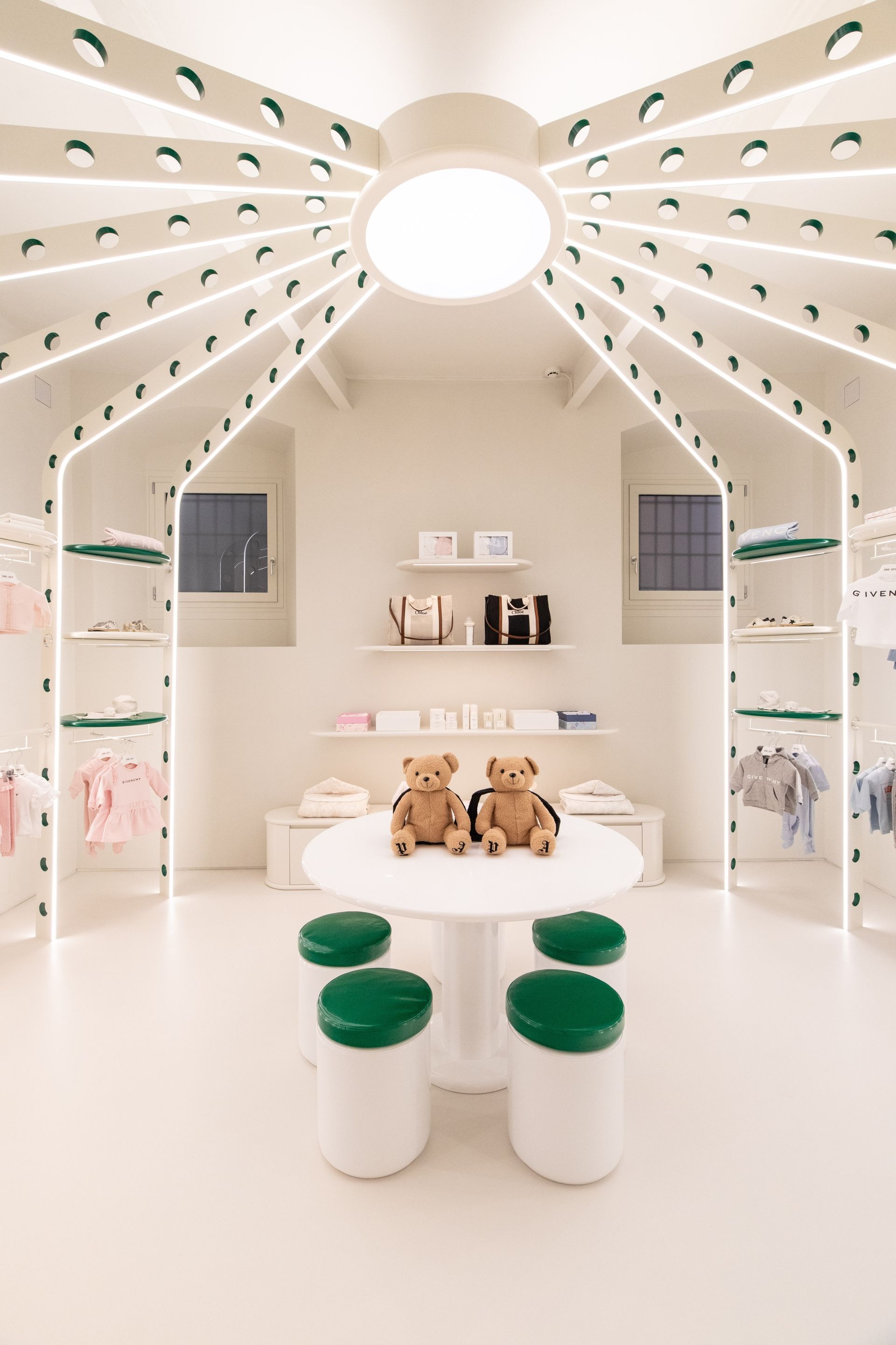 One-Off Bambino [Folli Follie - G&B] - © Photo by One-Off Bambino [Folli Follie - G&B]