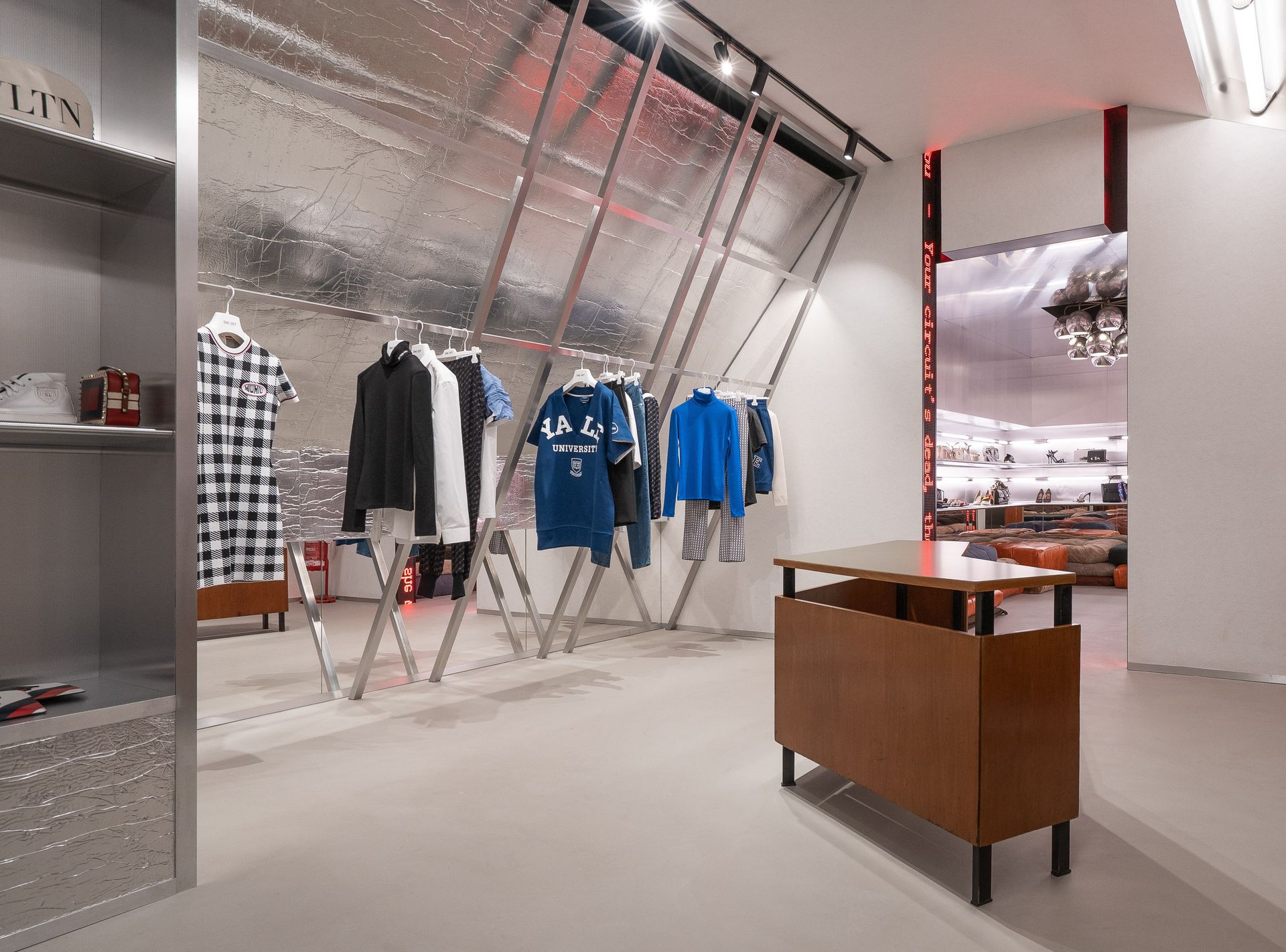 One-Off Donna [Folli Follie - G&B] - © Photo by One-Off Donna [Folli Follie - G&B]