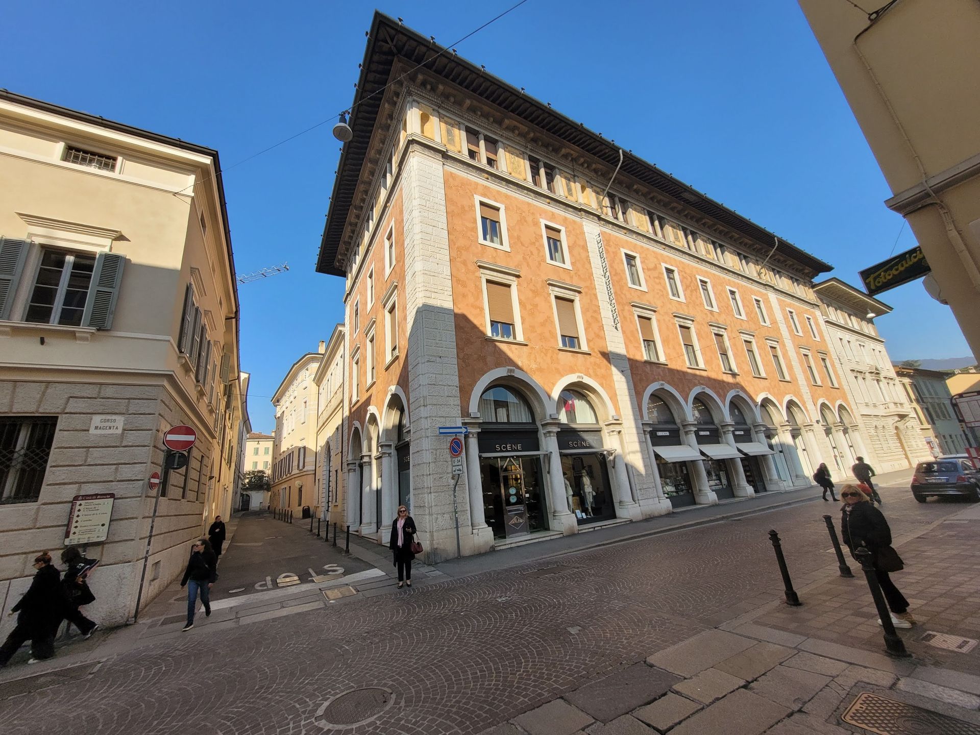 Scène - © Photo by Nenad Zrnic