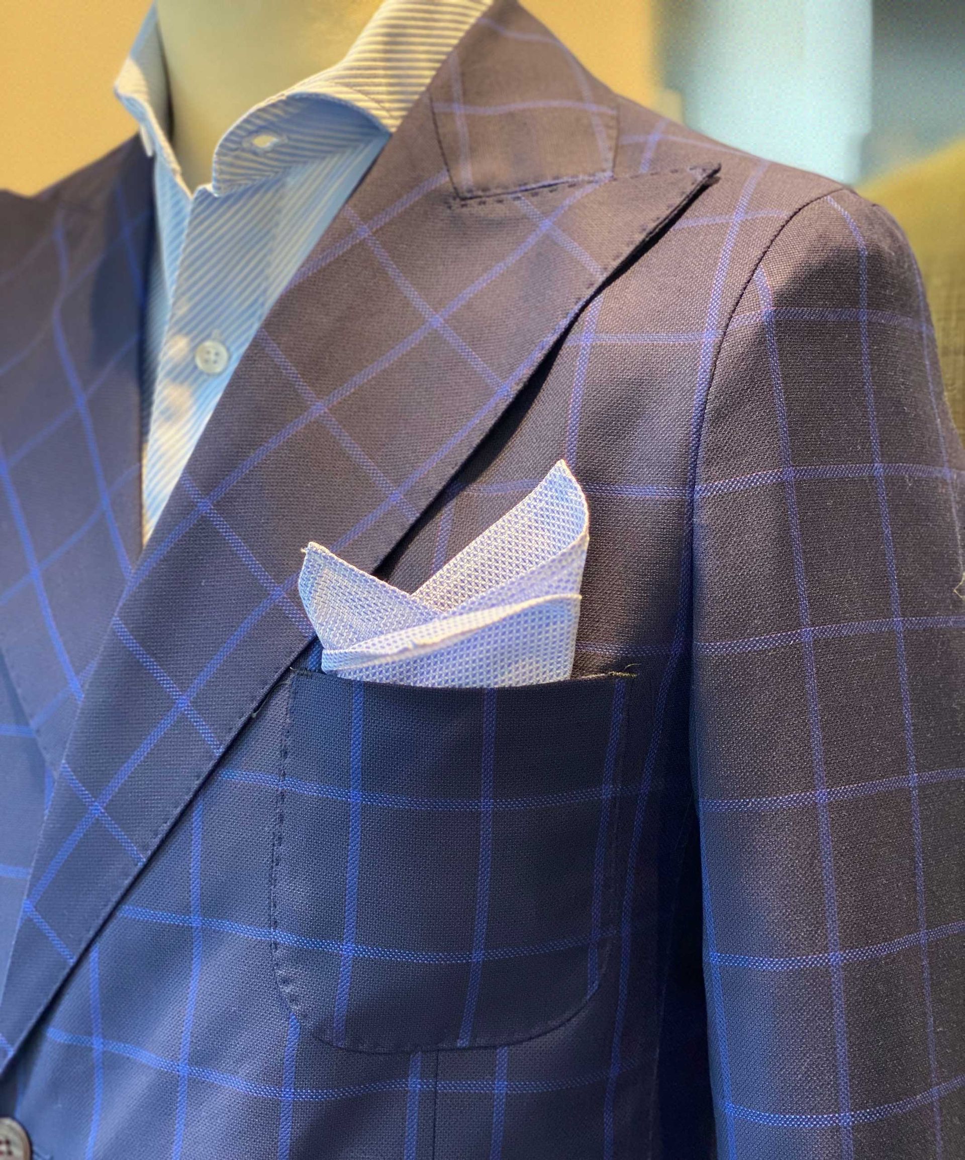 Dettaglio giacca blu elegante da uomo