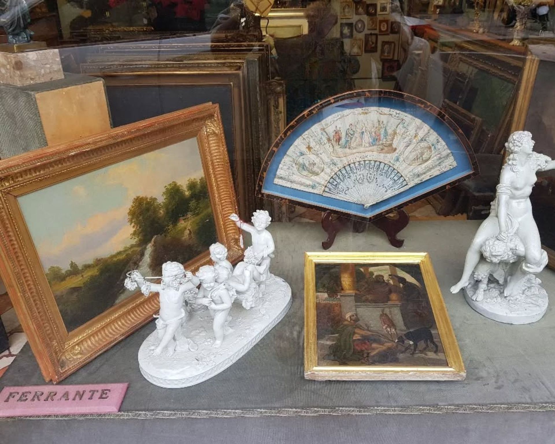 vetrina antichità ferrante