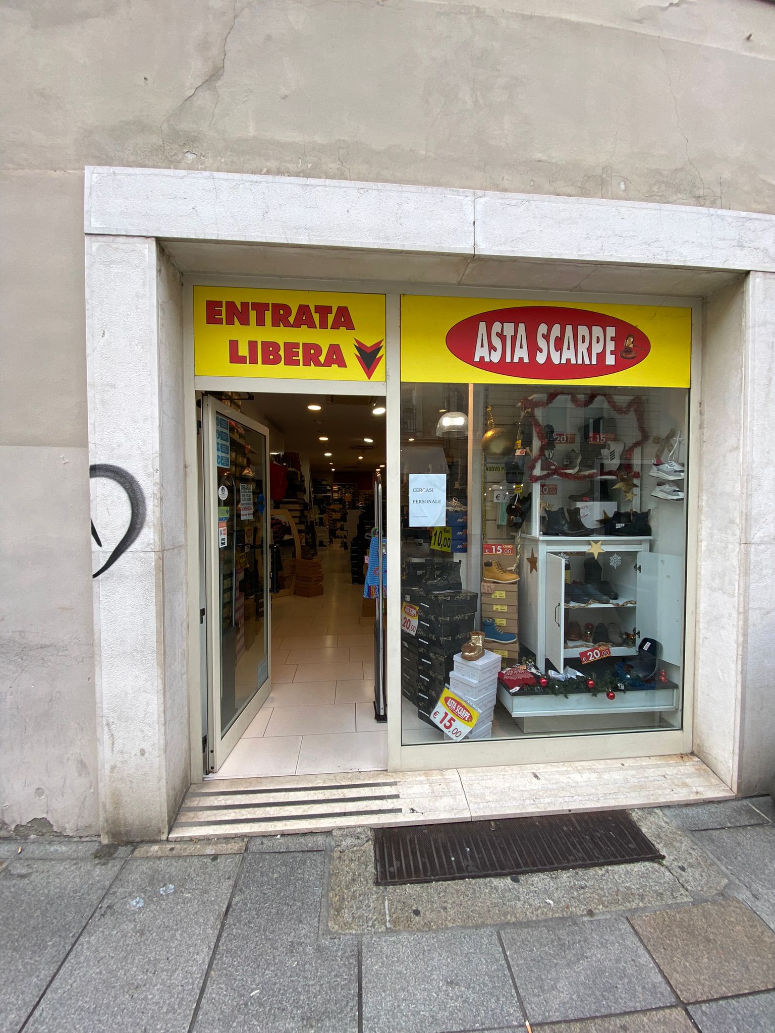 Asta scarpe - © Photo by Paola Tramona