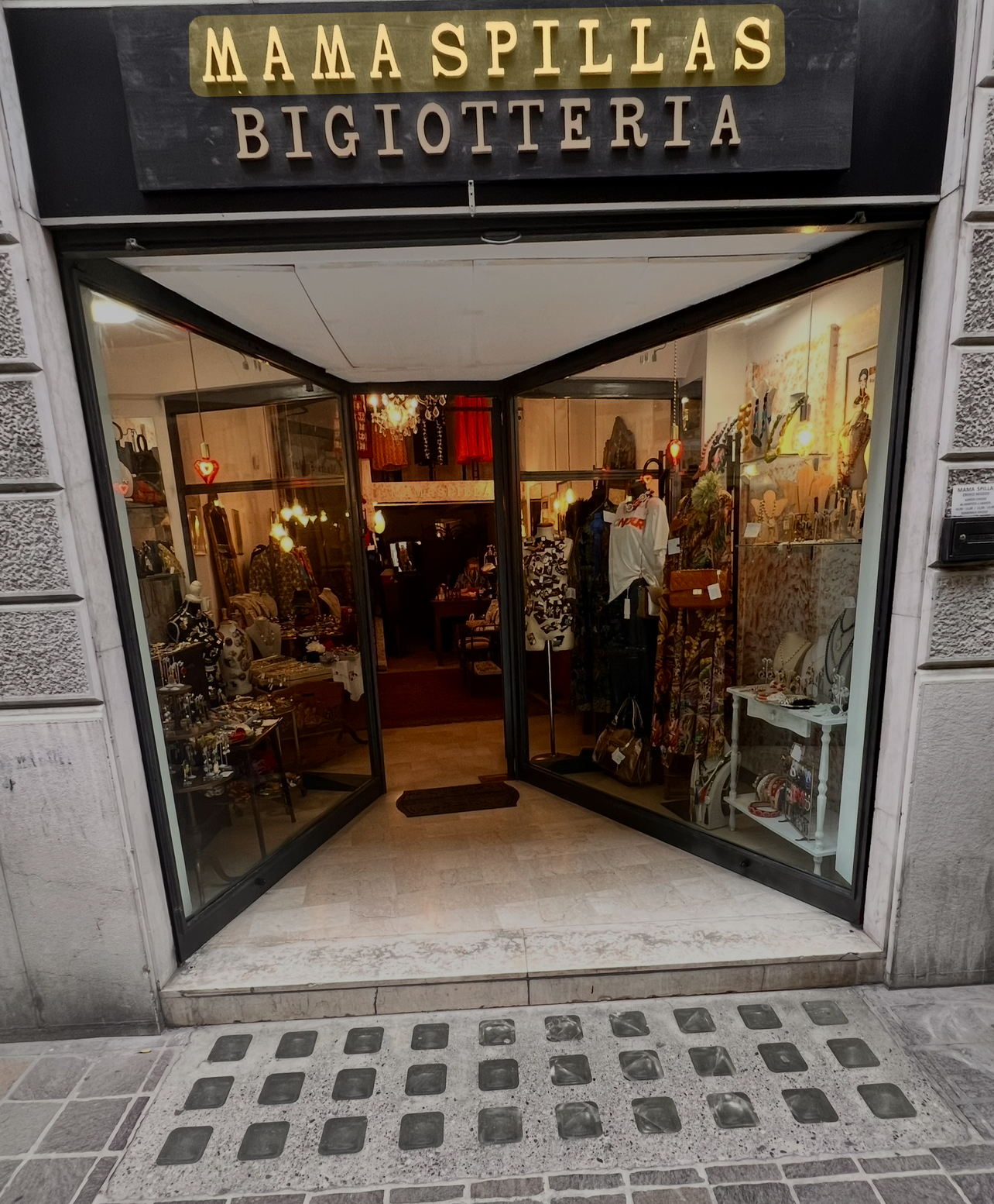 Mama Spillas - © Photo by ASHRAF MOHAMED HASSAN MOHAMED