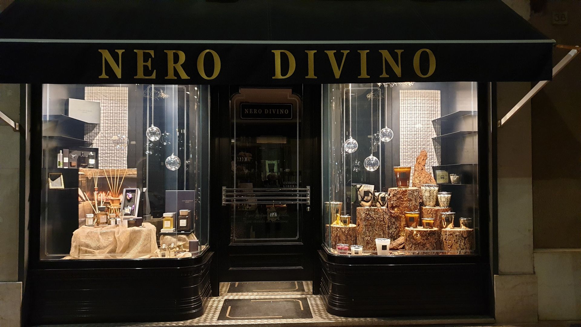 Nero divino - © Photo by Nero Divino