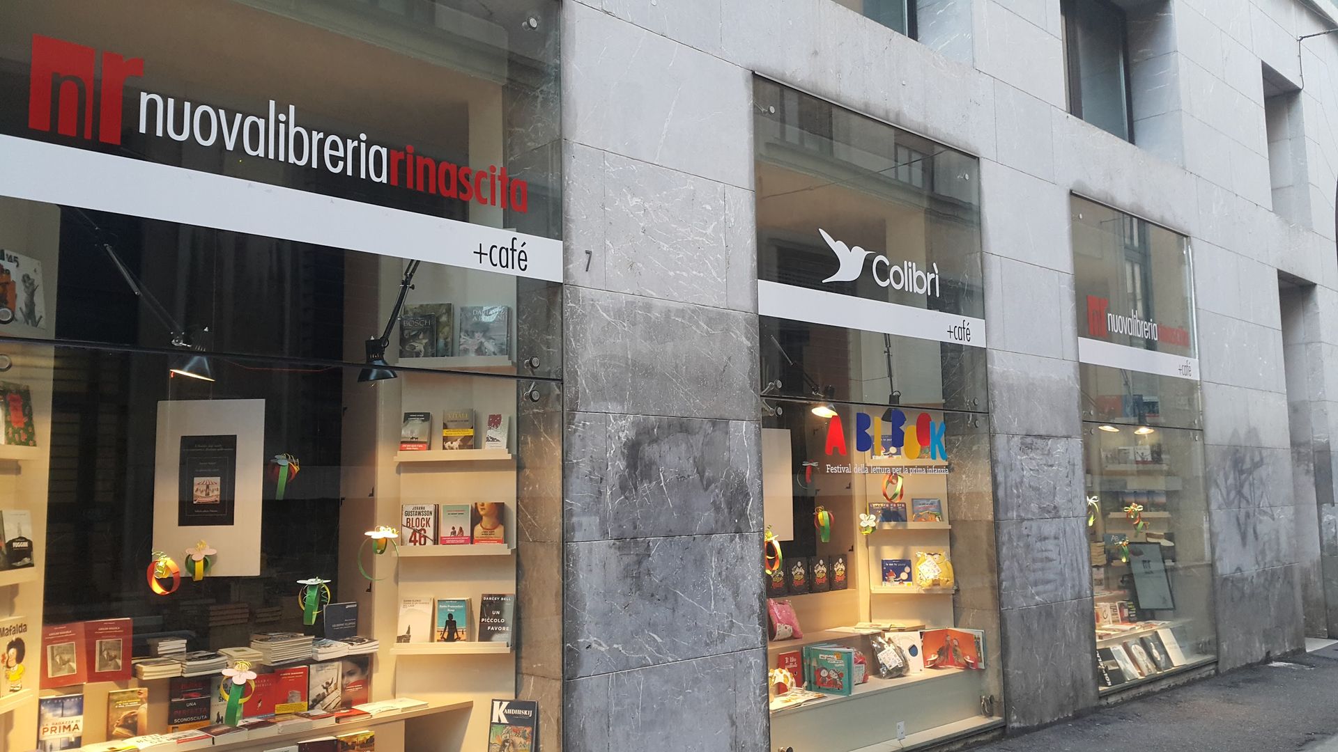 Fotografia esterno vetrine Nlr nuova libreria rinascita