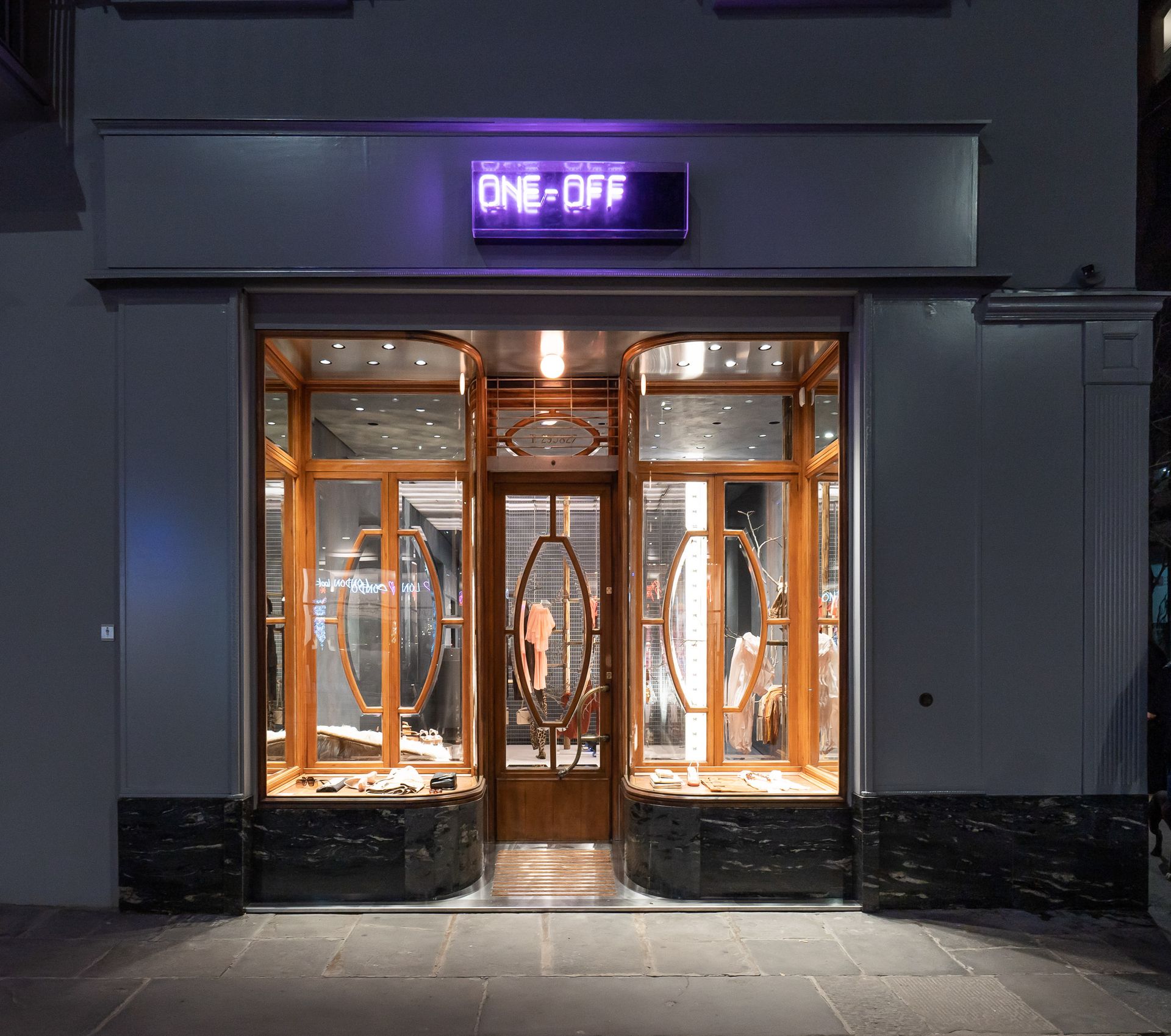 One-Off Donna [Folli Follie - G&B] - © Photo by One-Off Donna [Folli Follie - G&B]