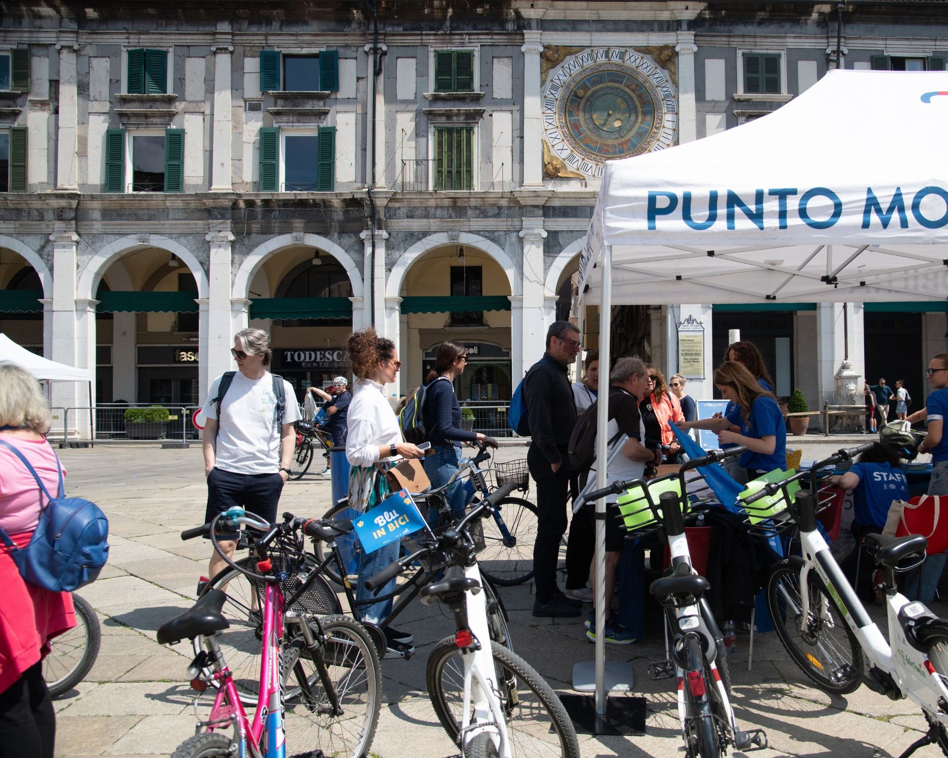 Biciclette e punto bici in piazza Loggia
