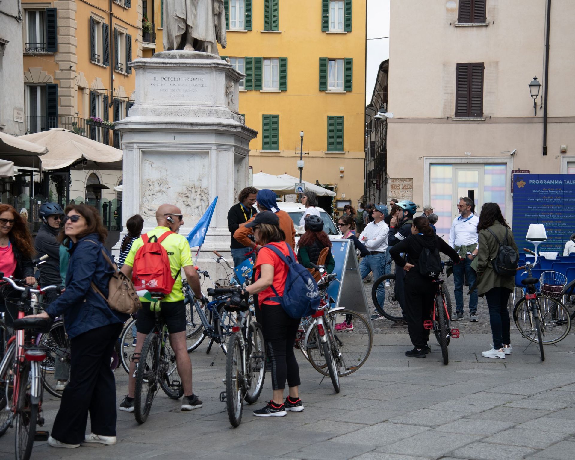 Persone in bicicletta durante Blu in Bici 2025