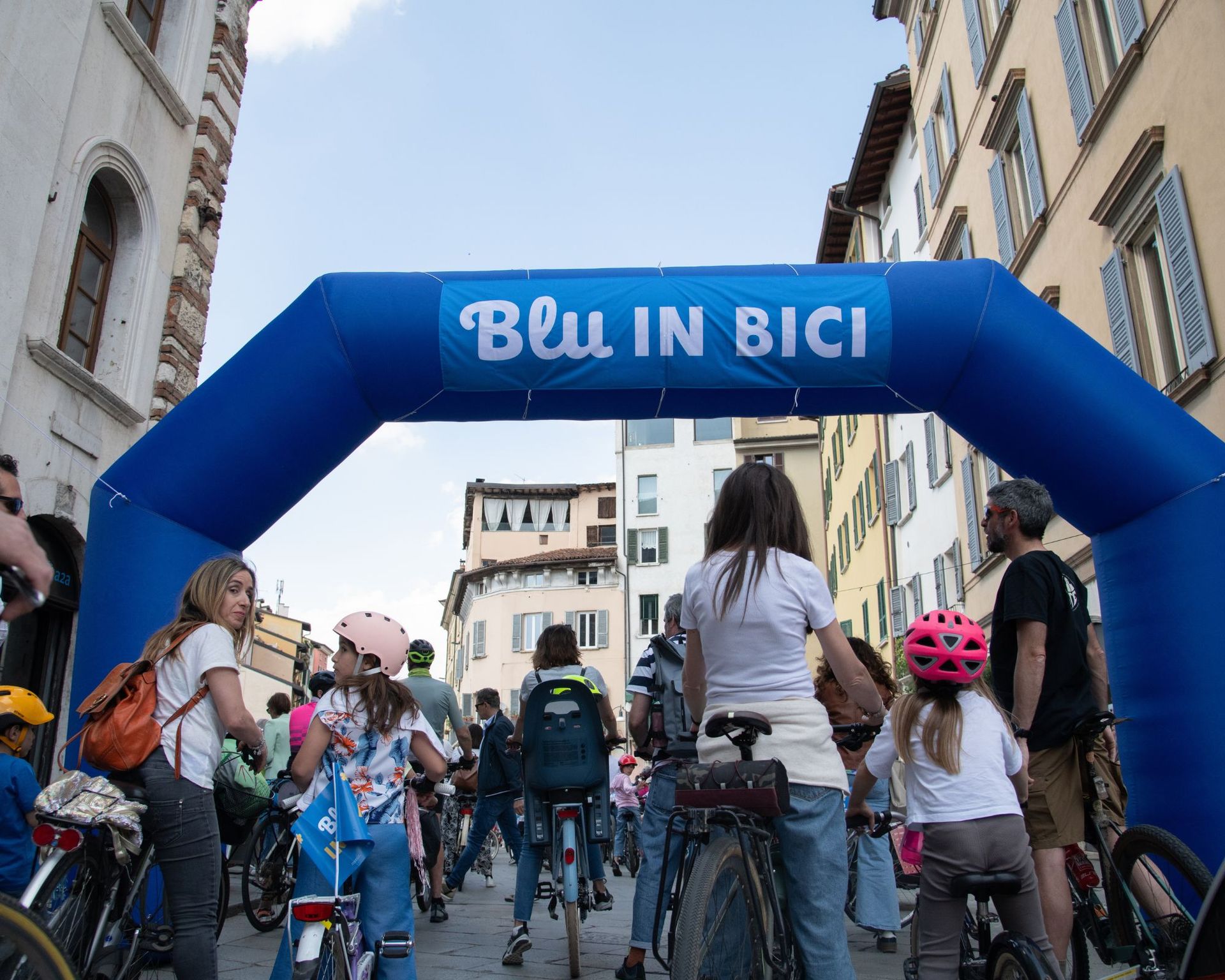 Persone in bicicletta durante Blu in Bici 2025