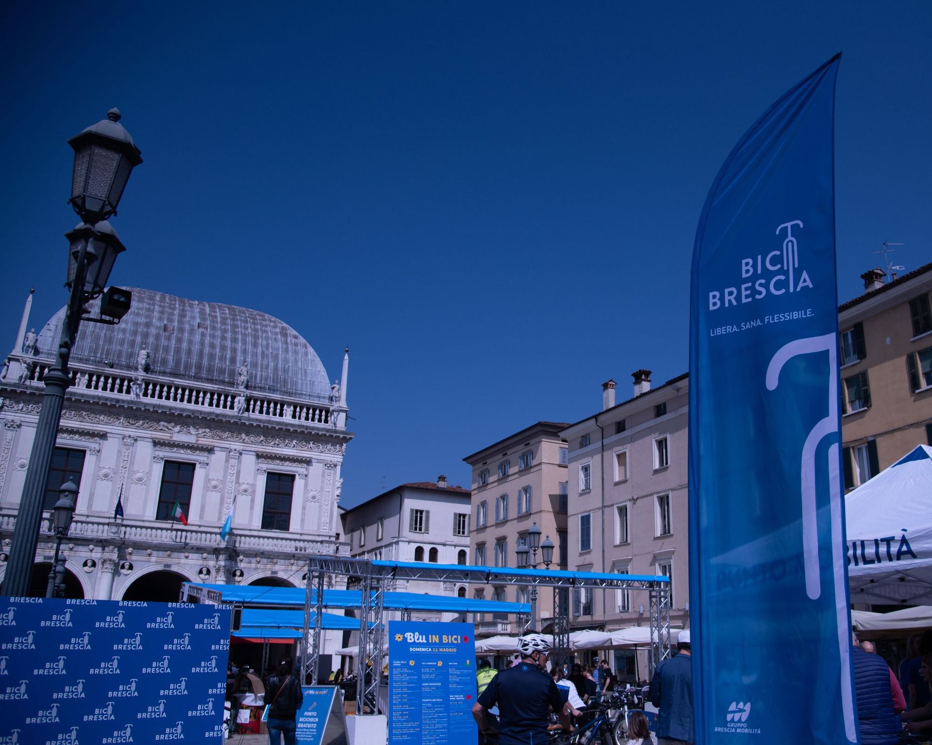 Piazza Loggia allestita per Blu in bici