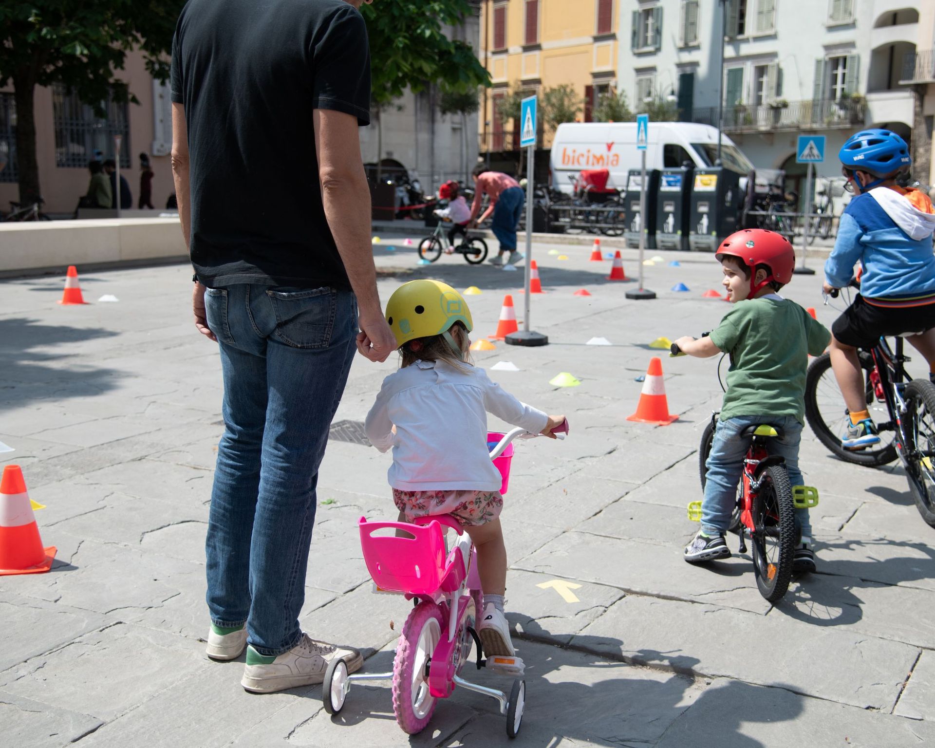 bambini in bicicletta