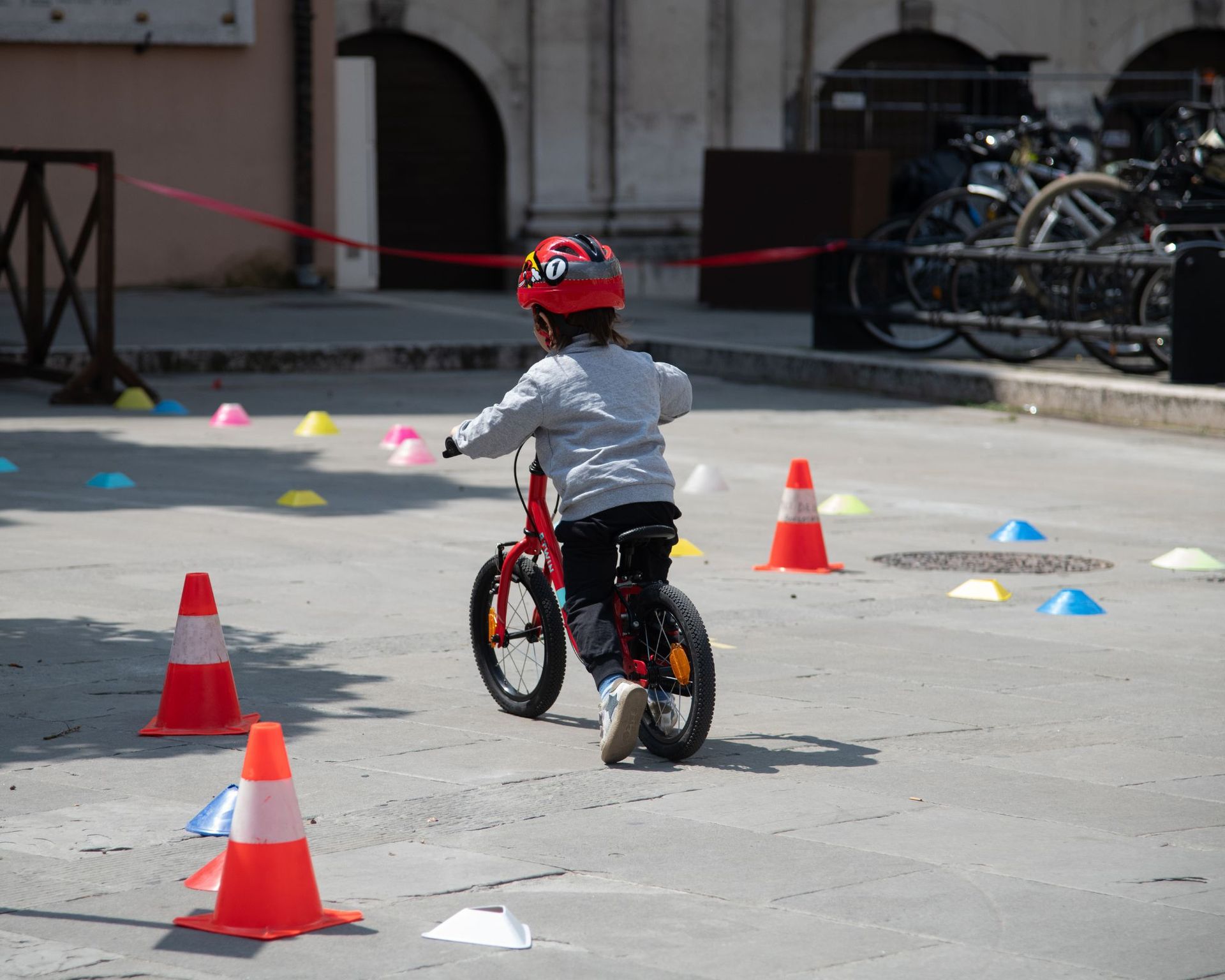 bambino in bicicletta con ostacoli