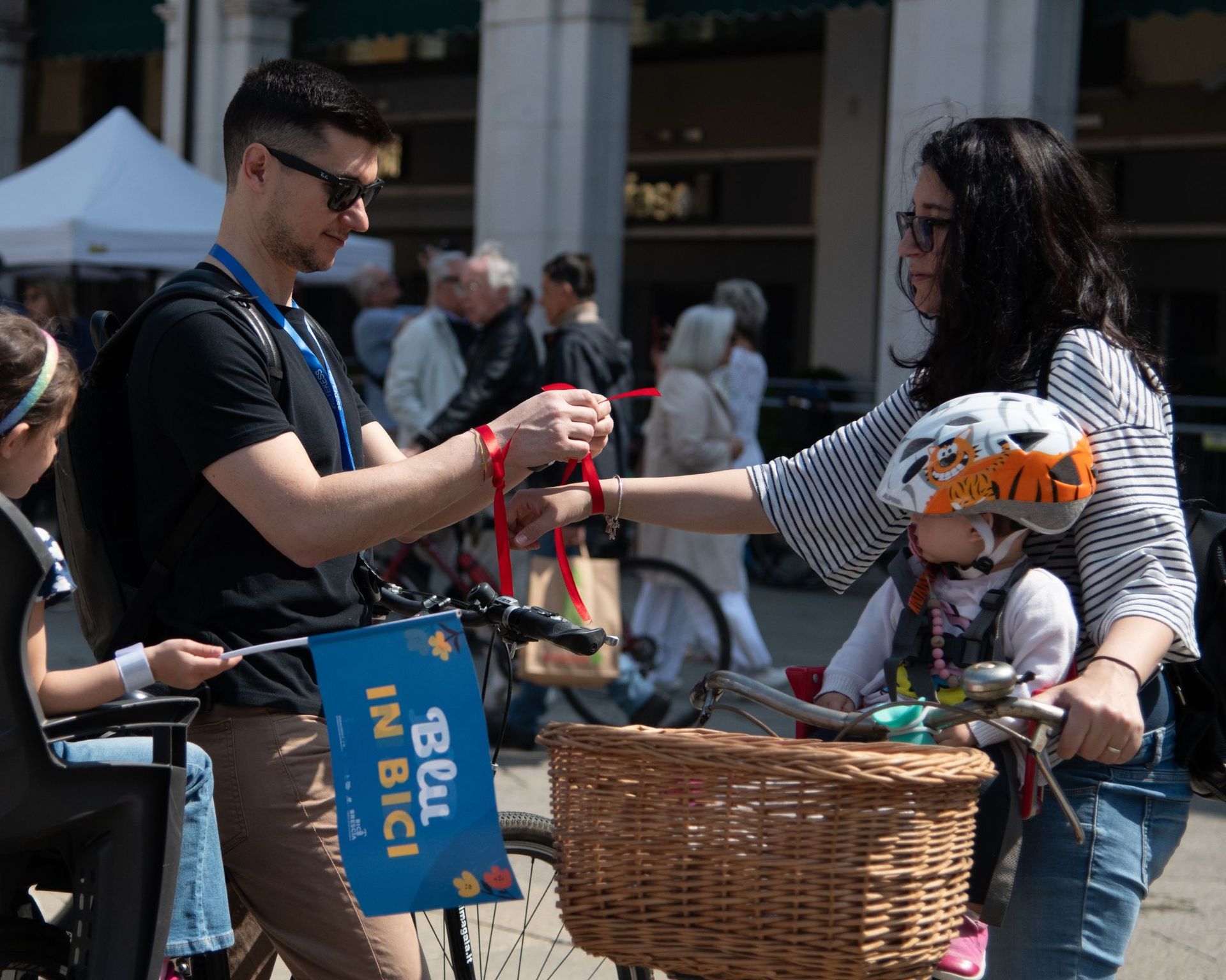 donna e bambina in bicicletta