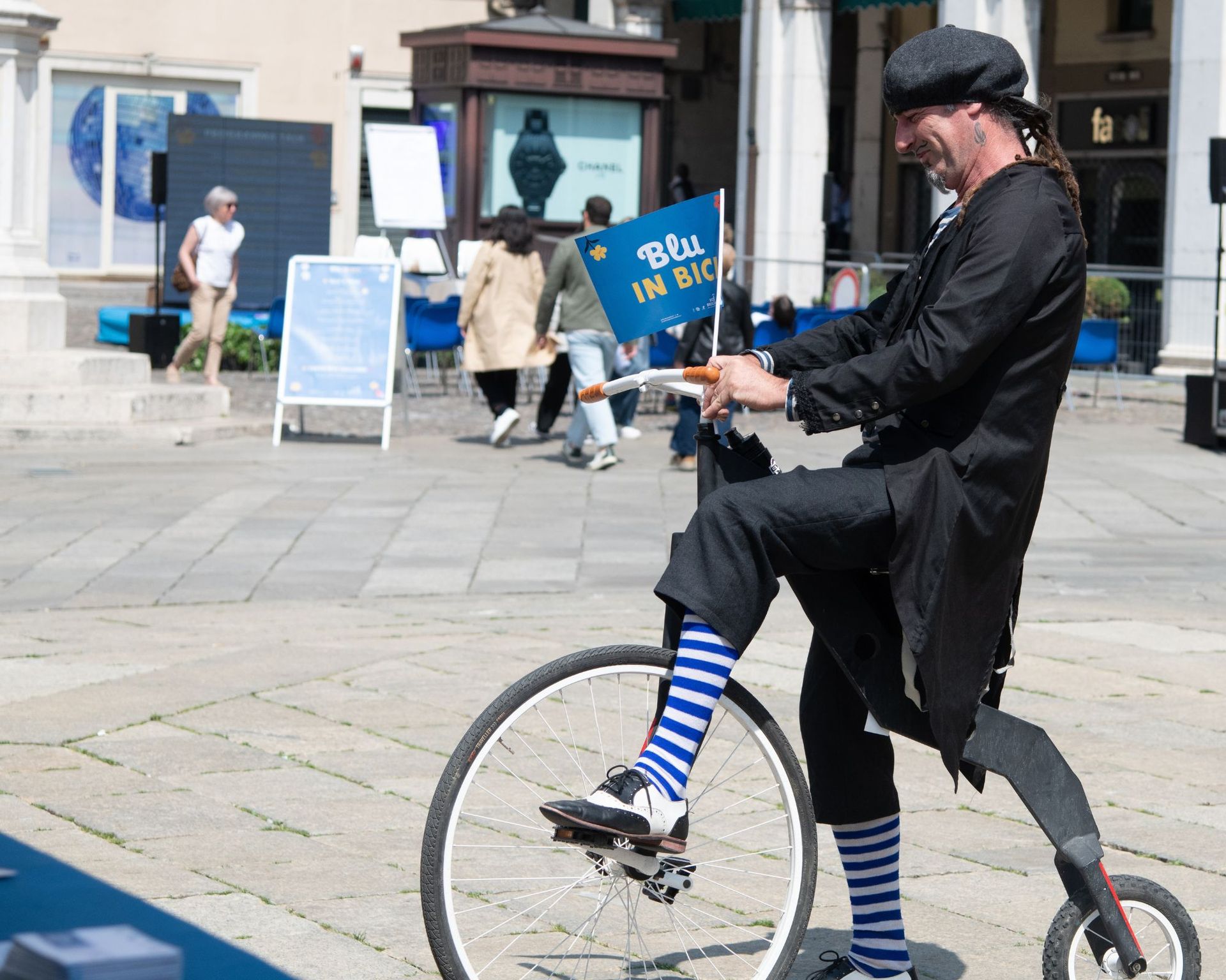 giocoliere su bici con ruota grande davanti