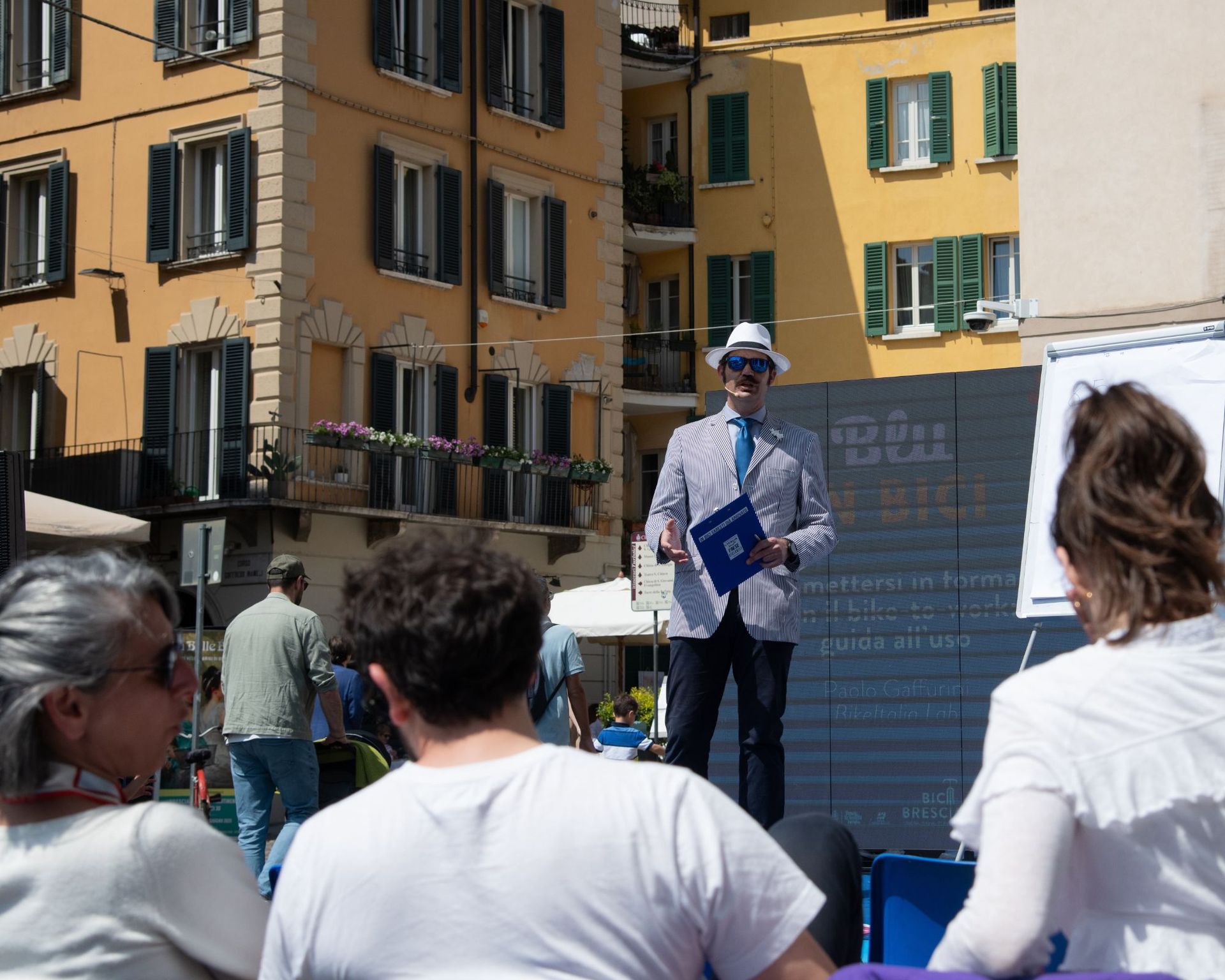uomo sul palco in piazza all'aperto
