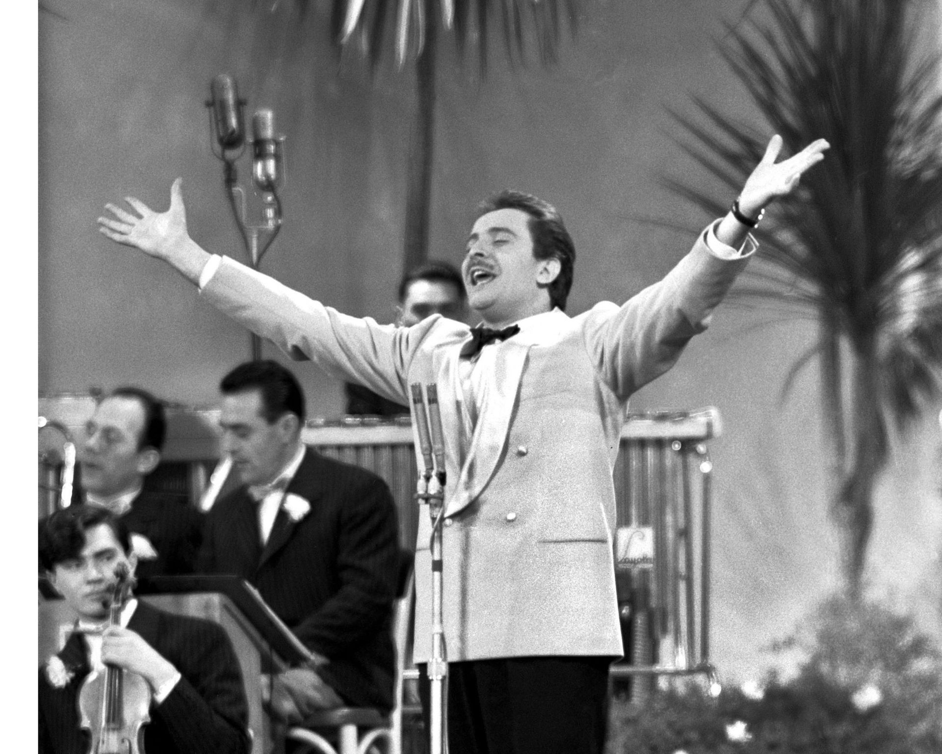 Foto cantante Sanremo in bianco e nero. Volare.1955/1975,i primi20annidiSanremointelevisione
