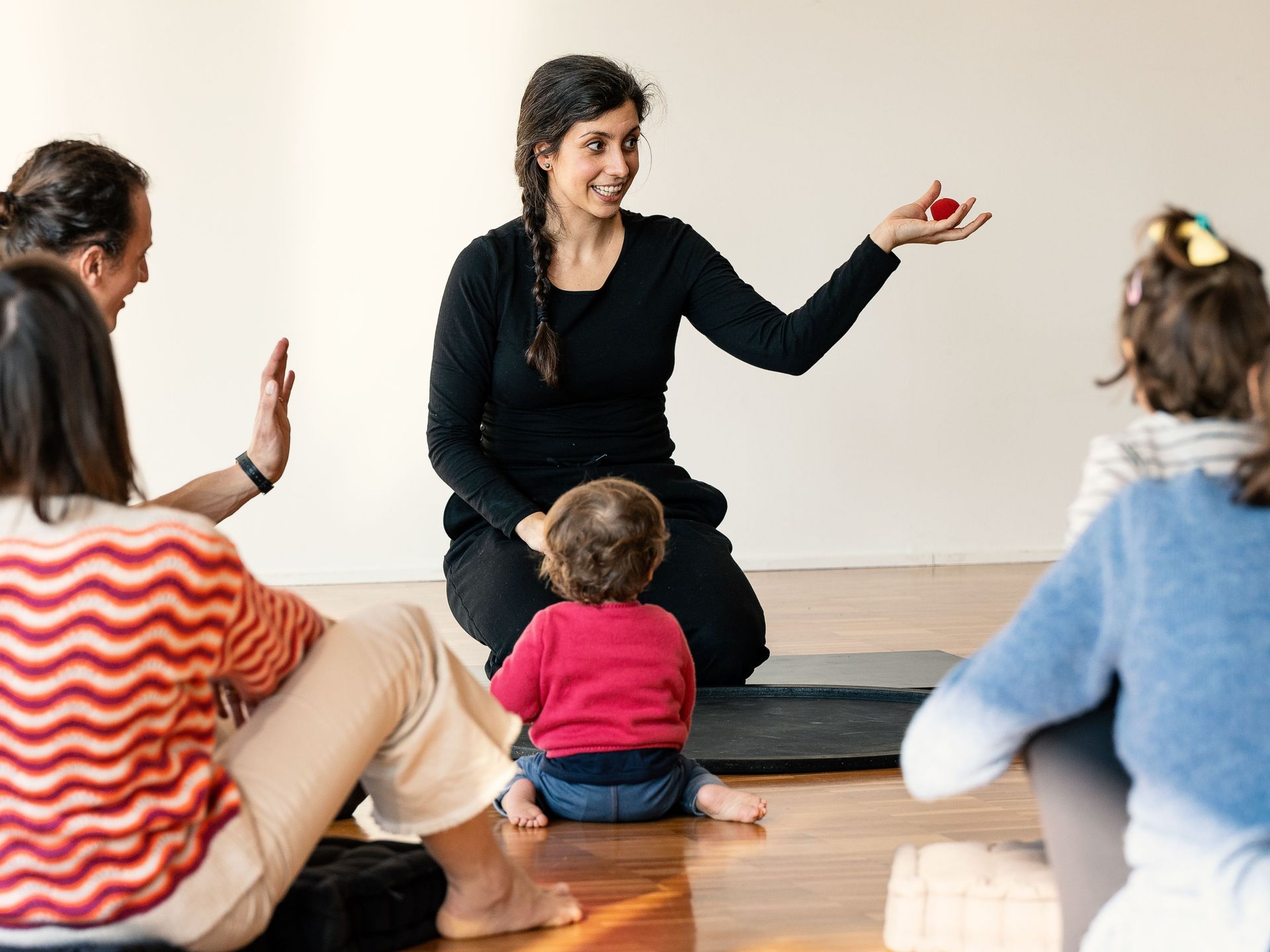 Donna che gioca con bambini 