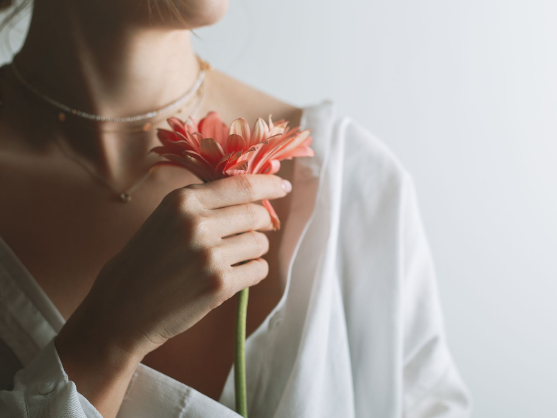 Donna con fiore e gioielli 