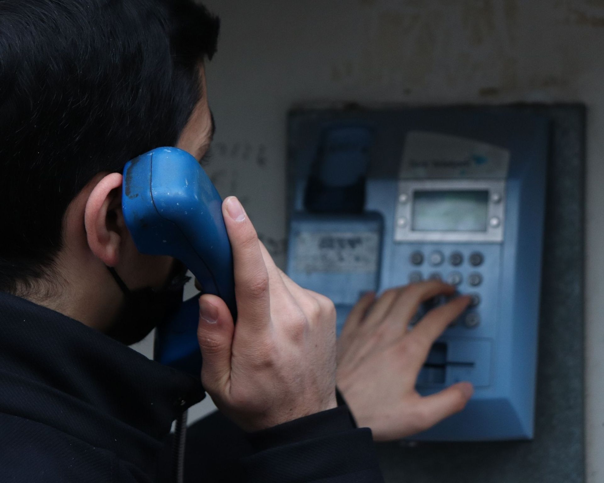 Persona al telefono