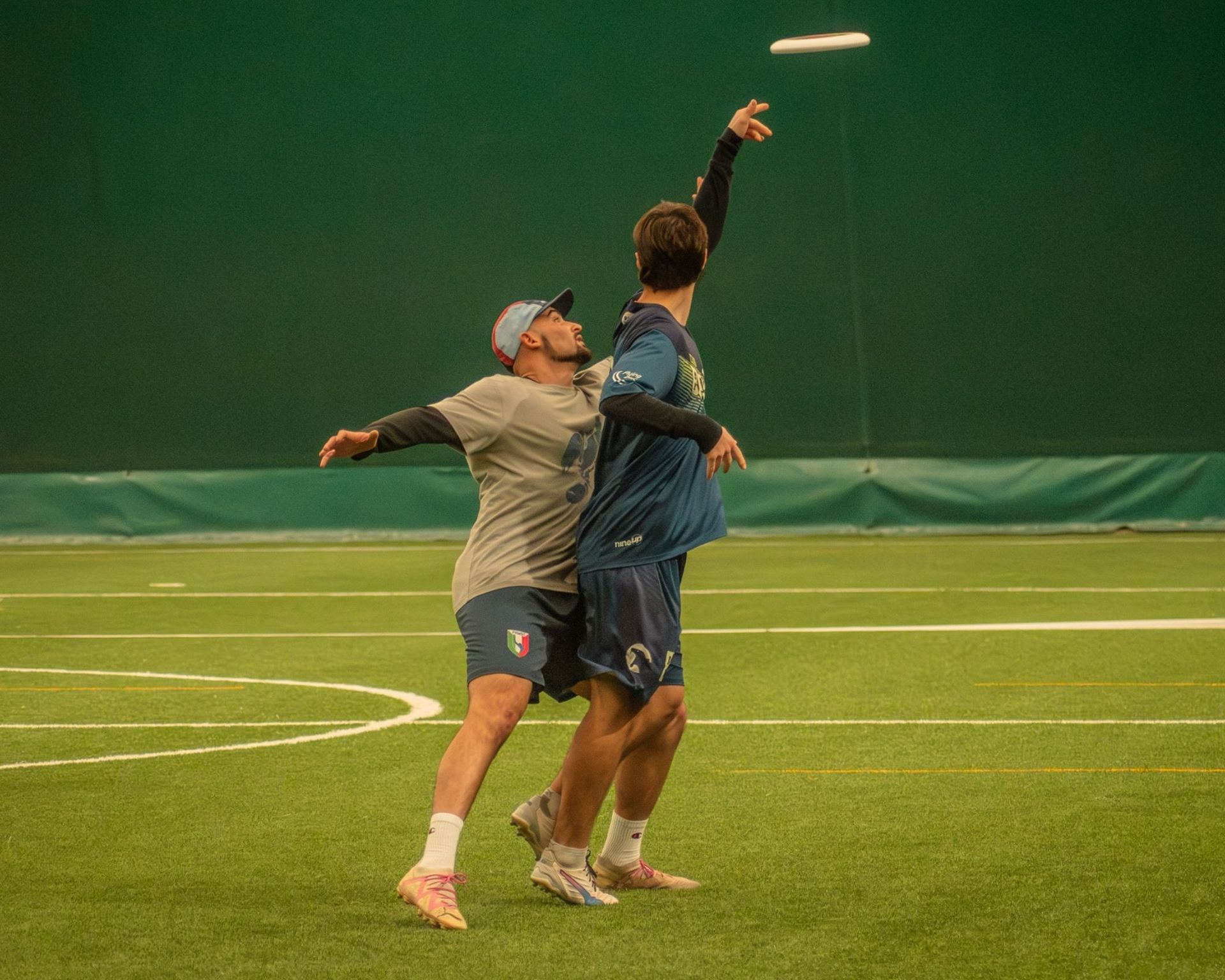 Due uomini in un campo da calcio
