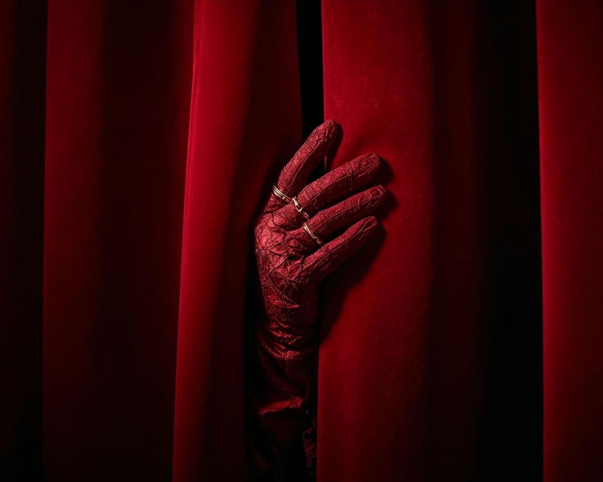 mano con guanto rosso