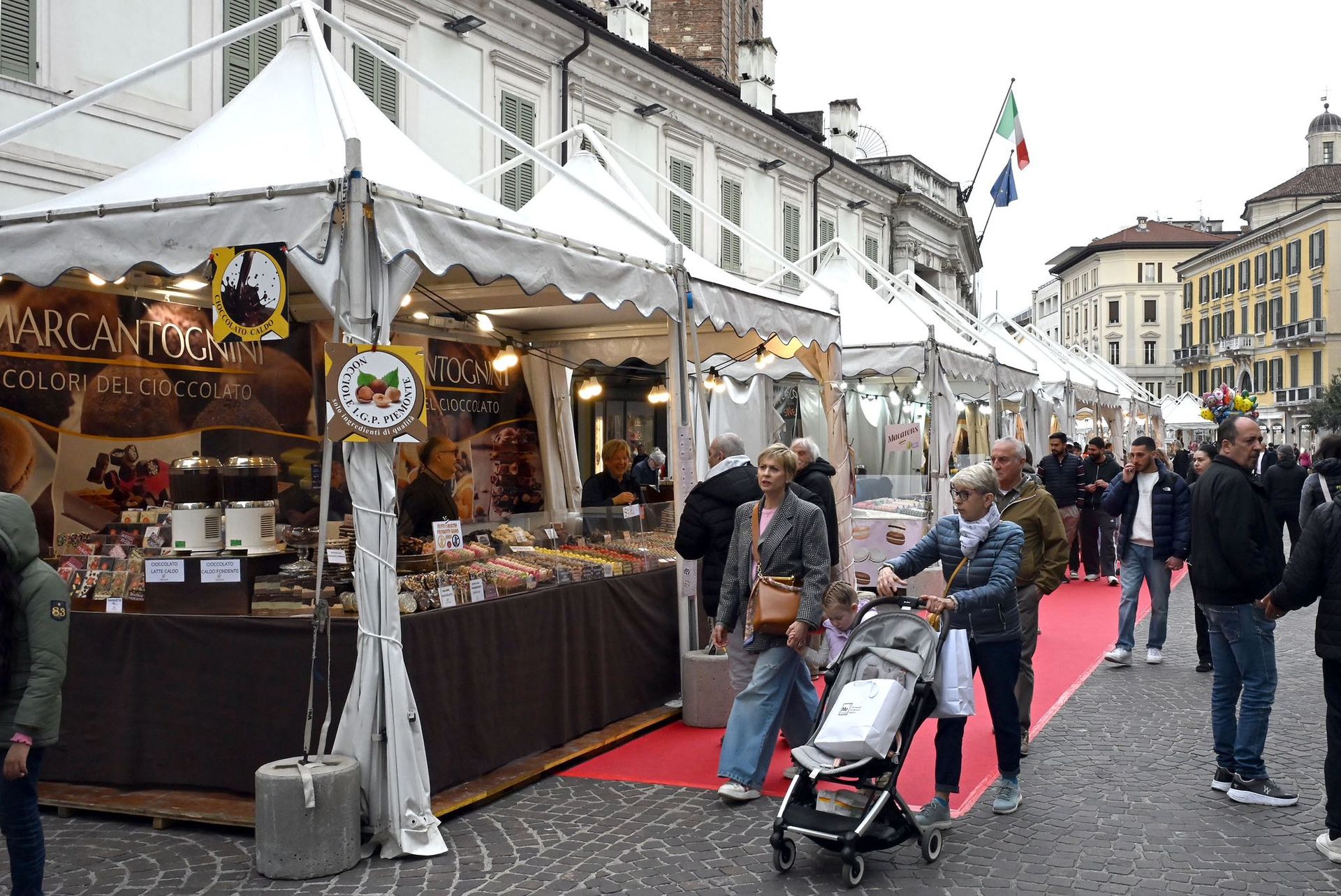 Bancarelle e persone in centro città a Brescia