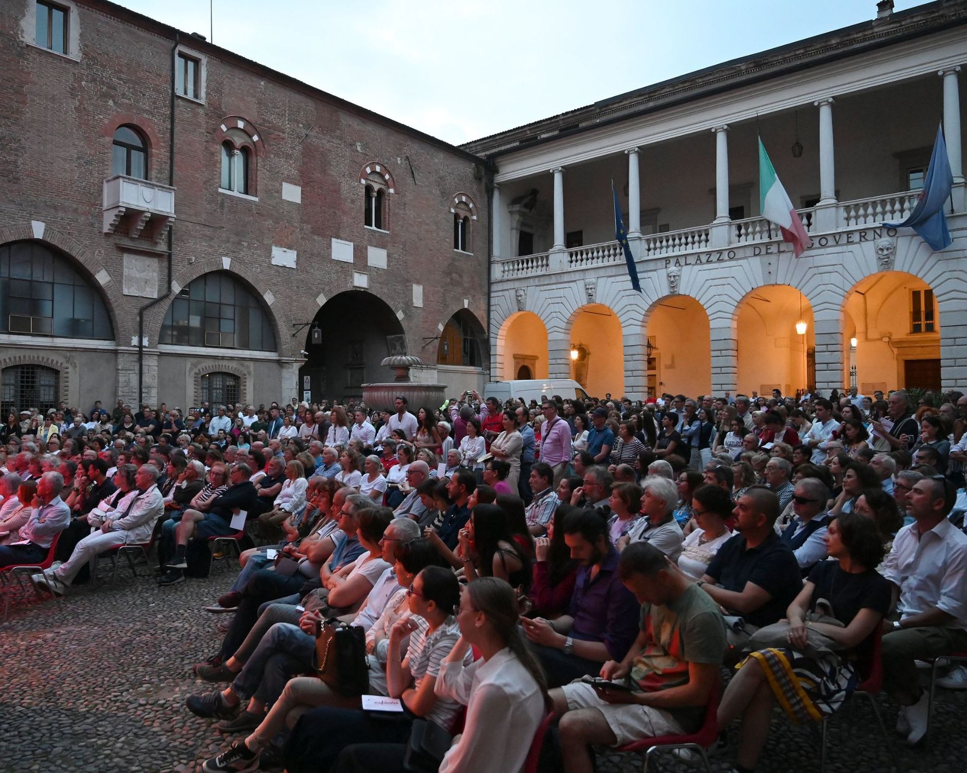 Cortile di Palazzo Broletto con folla