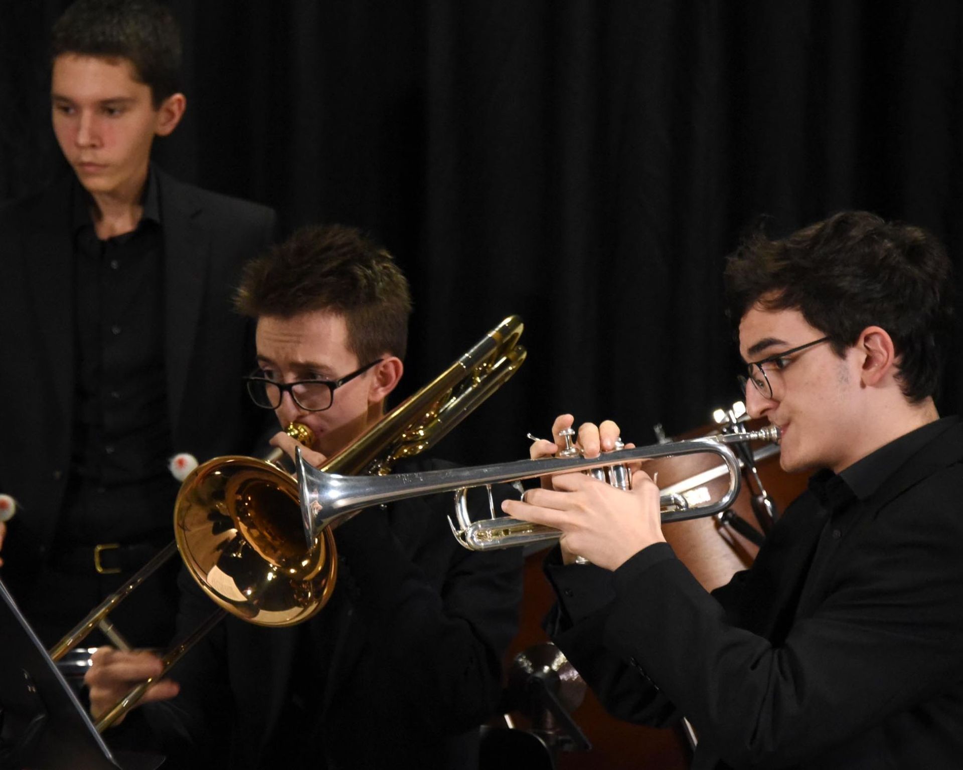 Musicisti che suonano strumenti a fiato