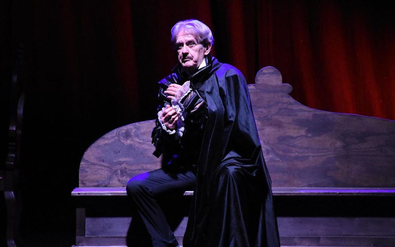 uomo a teatro