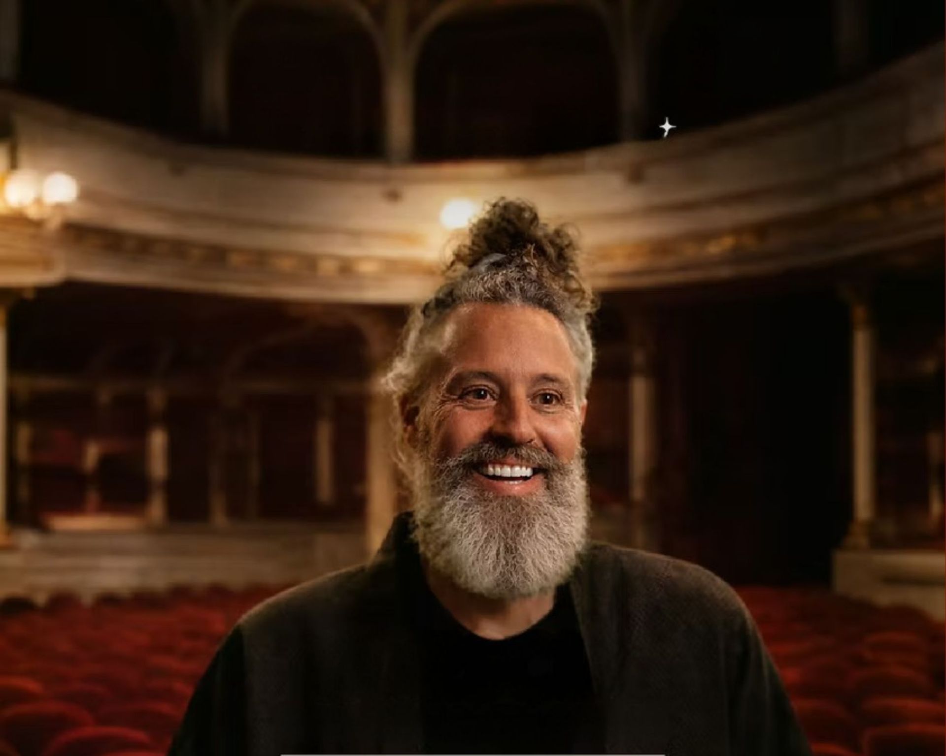 uomo a teatro