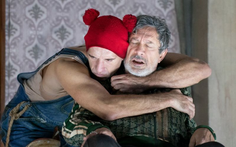 attori a teatro che recitano