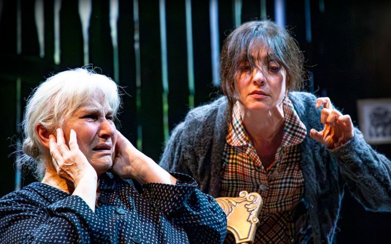 Ambra Angiolini e un'altra attrice in scena a teatro