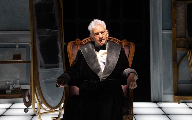 uomo che recita a teatro