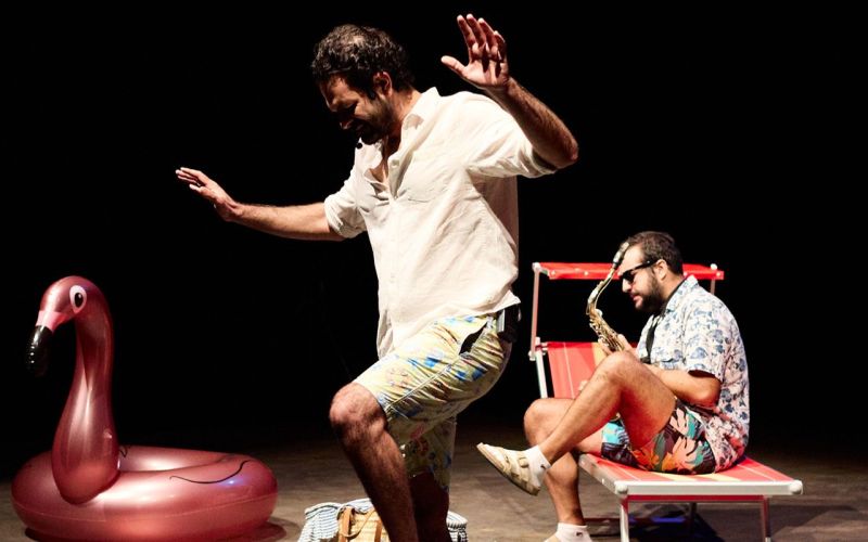 uomo in scena a teatro