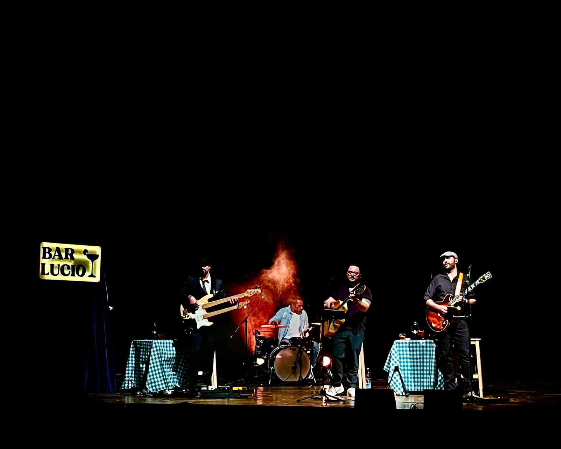 gruppo che suona su palco