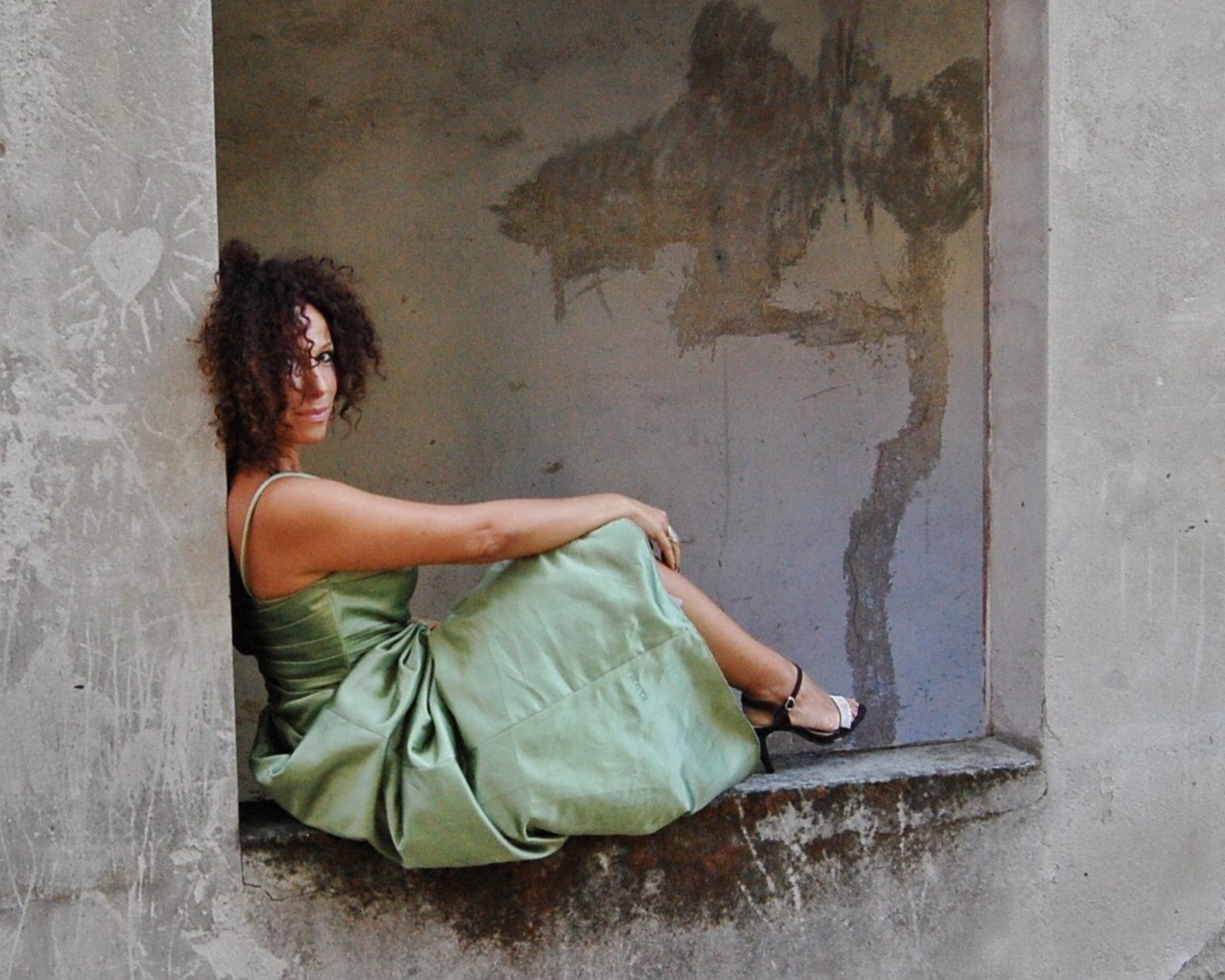 donna su muretto