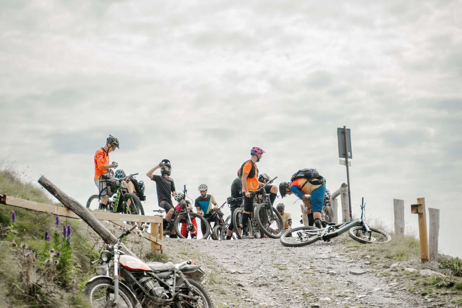 persone in bici val trompia 