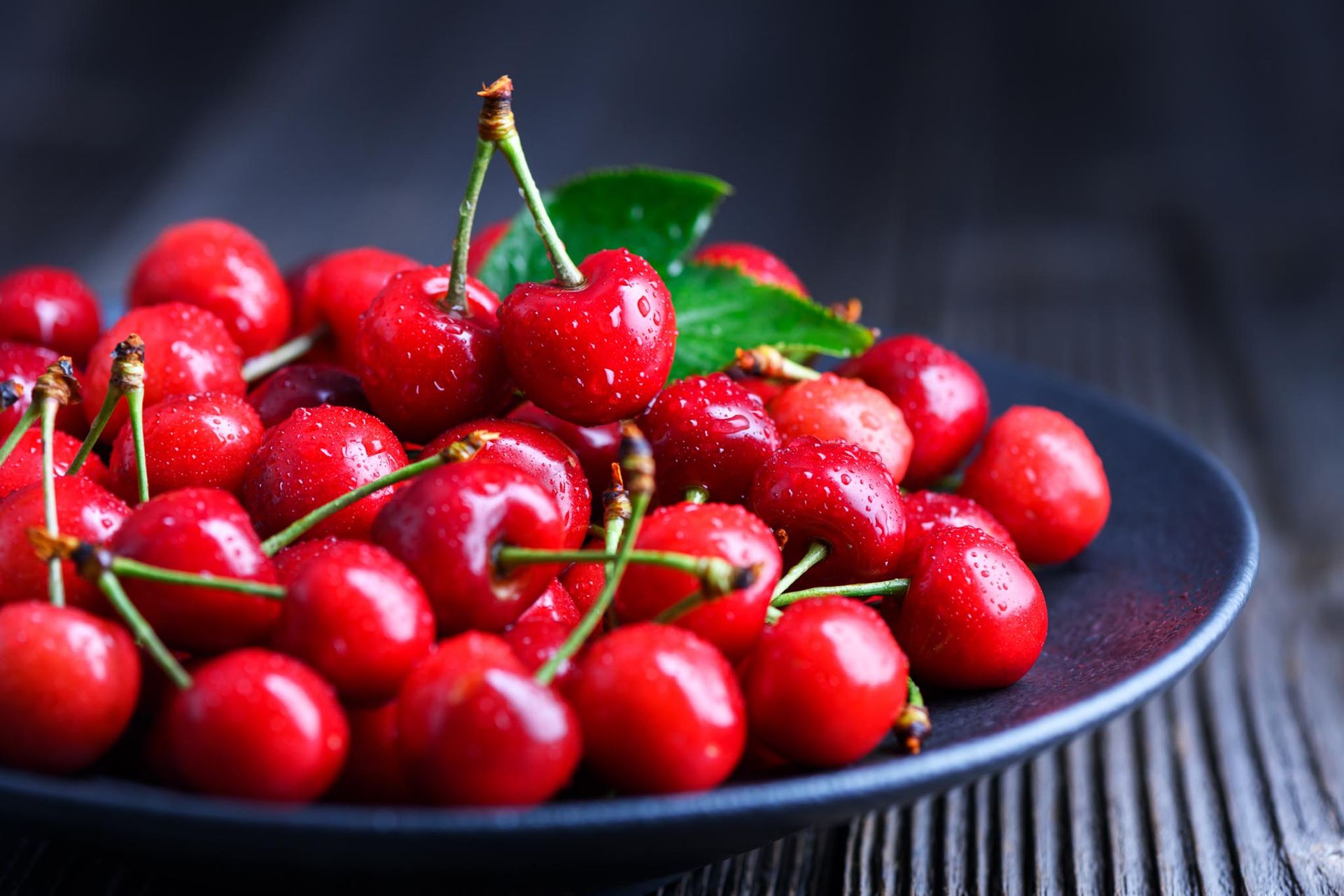 Piatto pieno di amarene della Valsabbia