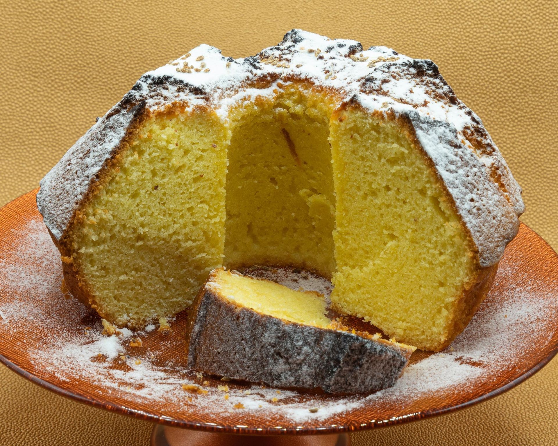 BossolĂ , dolce soffice a forma di ciambella alta, ricoperto da zucchero a velo