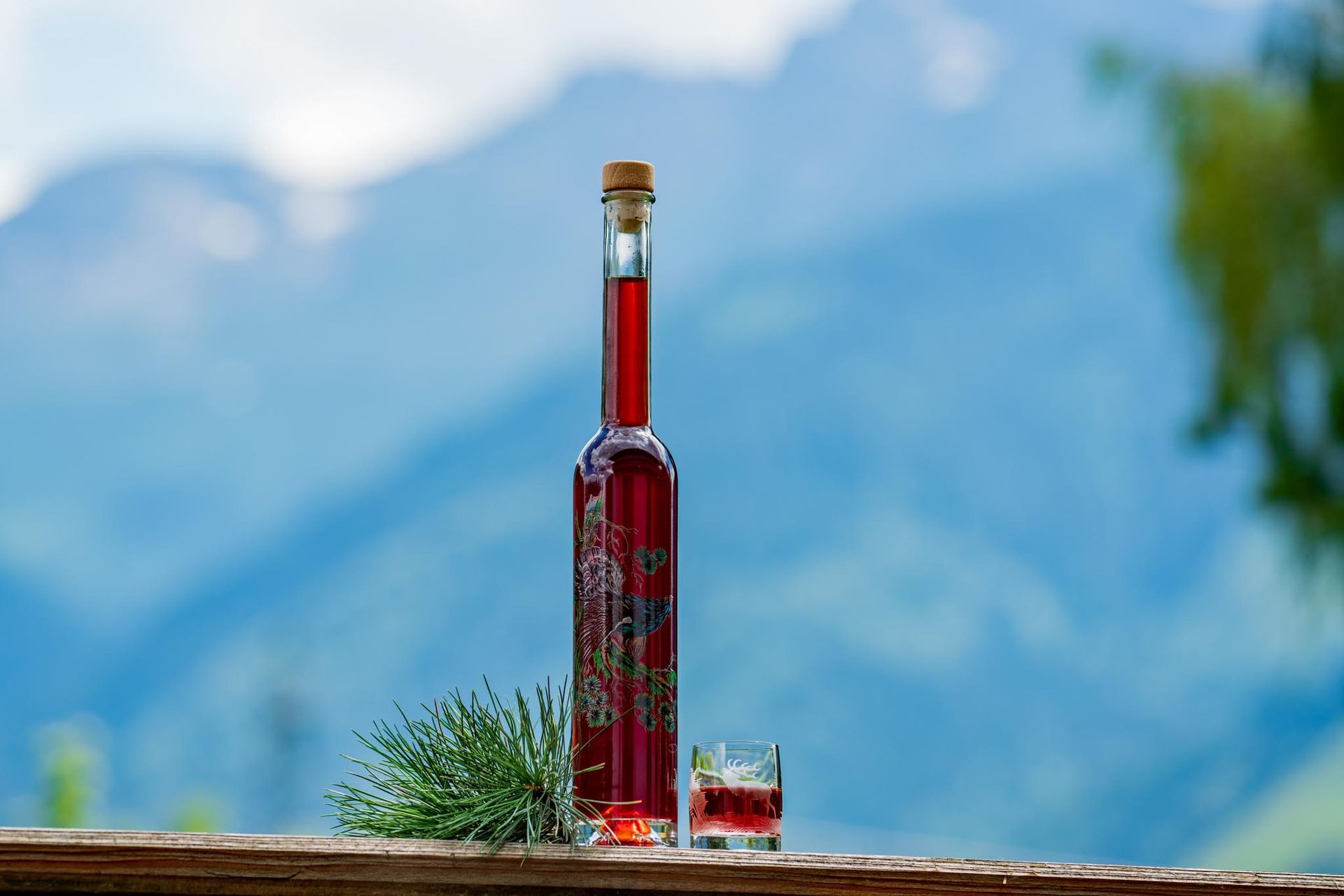 Bottiglia di crodarol, liquore camuno