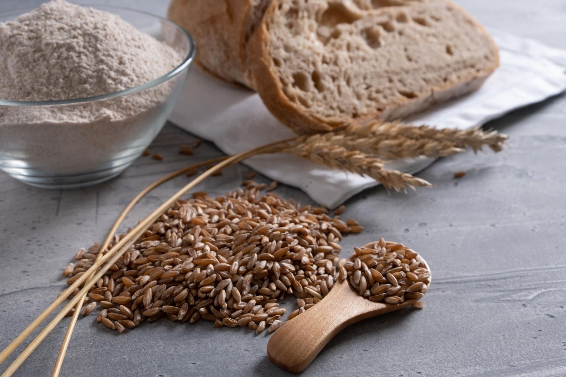farro e pane prodotto con farina di farro