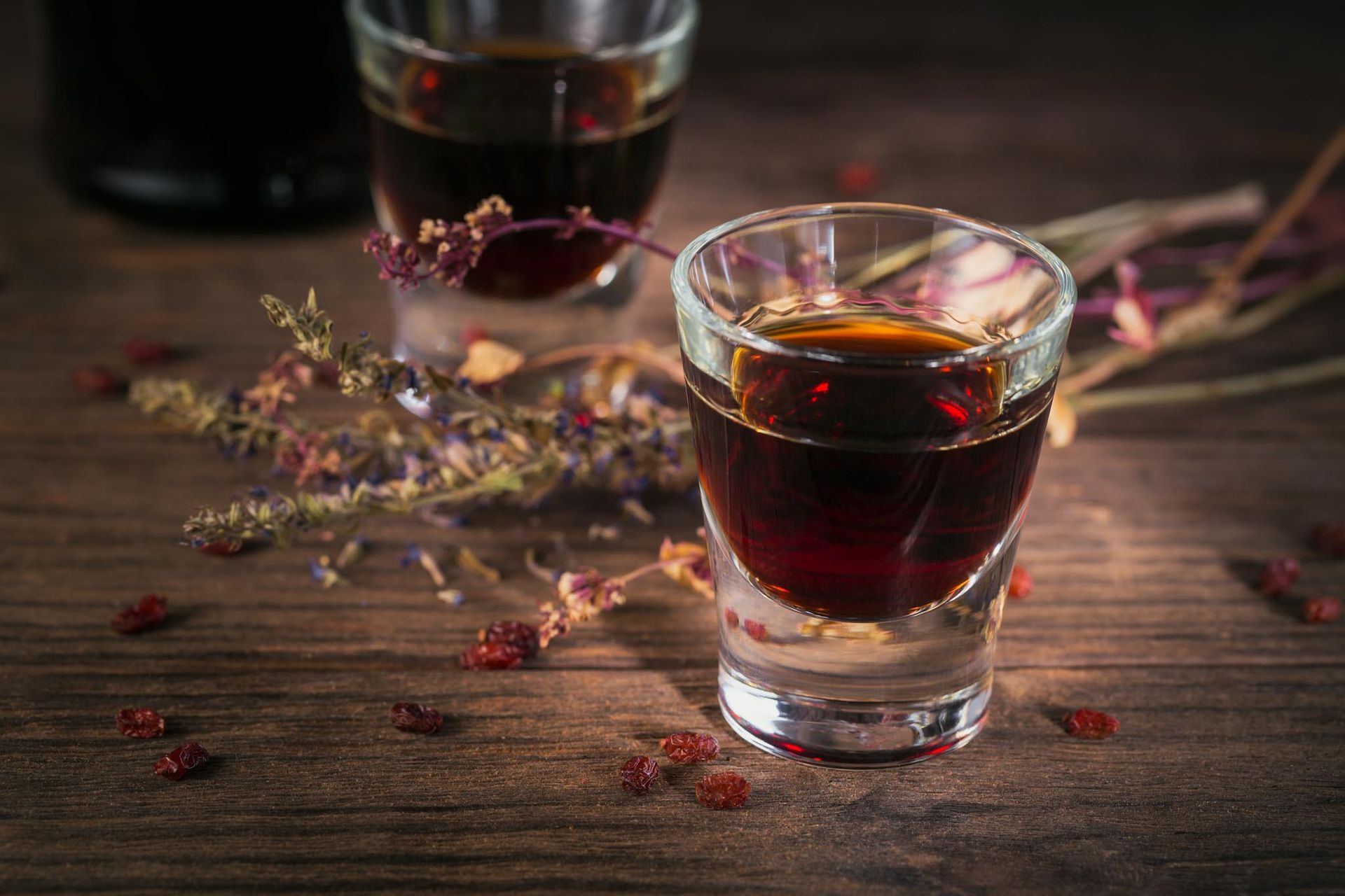 Bicchieri di genepì, liquore tradizionale bresciano a base di erbe