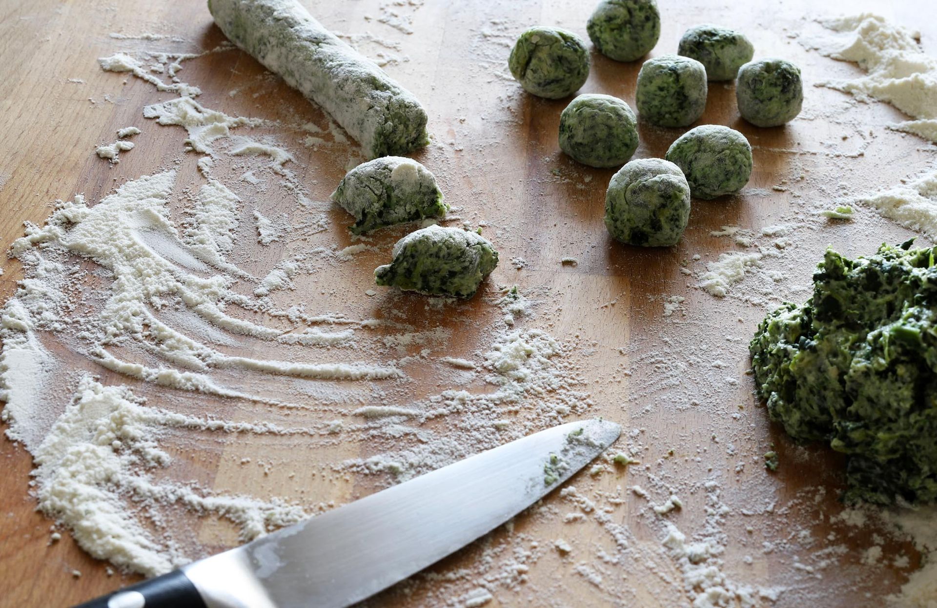 Preparazione degli gnoc de la cua, gnocchi con spinaci tipici bresciani